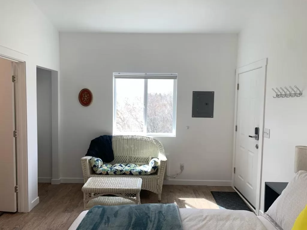 Seating area, Bed in Winzig Lodge