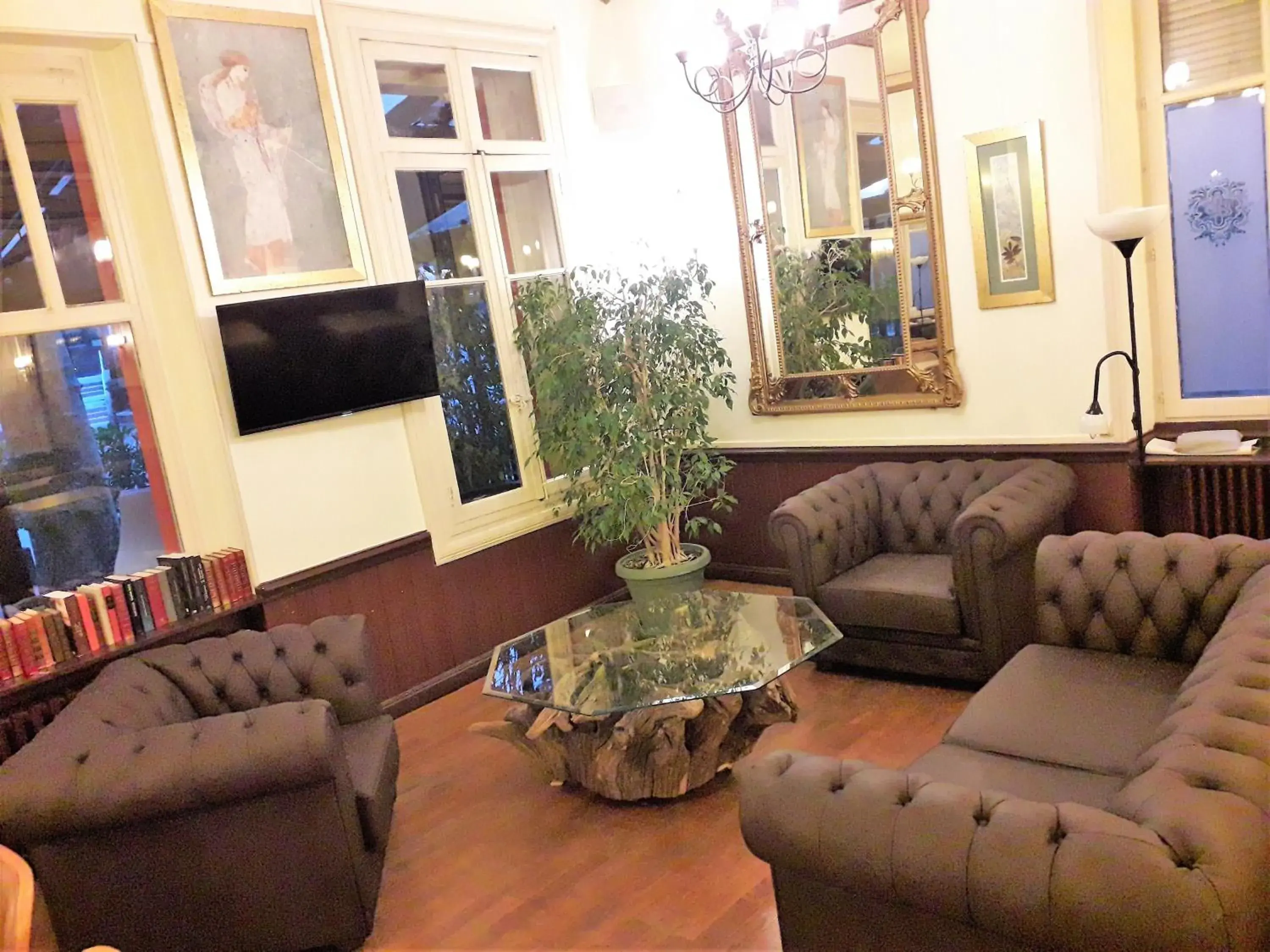 Communal lounge/ TV room, Seating Area in Hôtel Belleville
