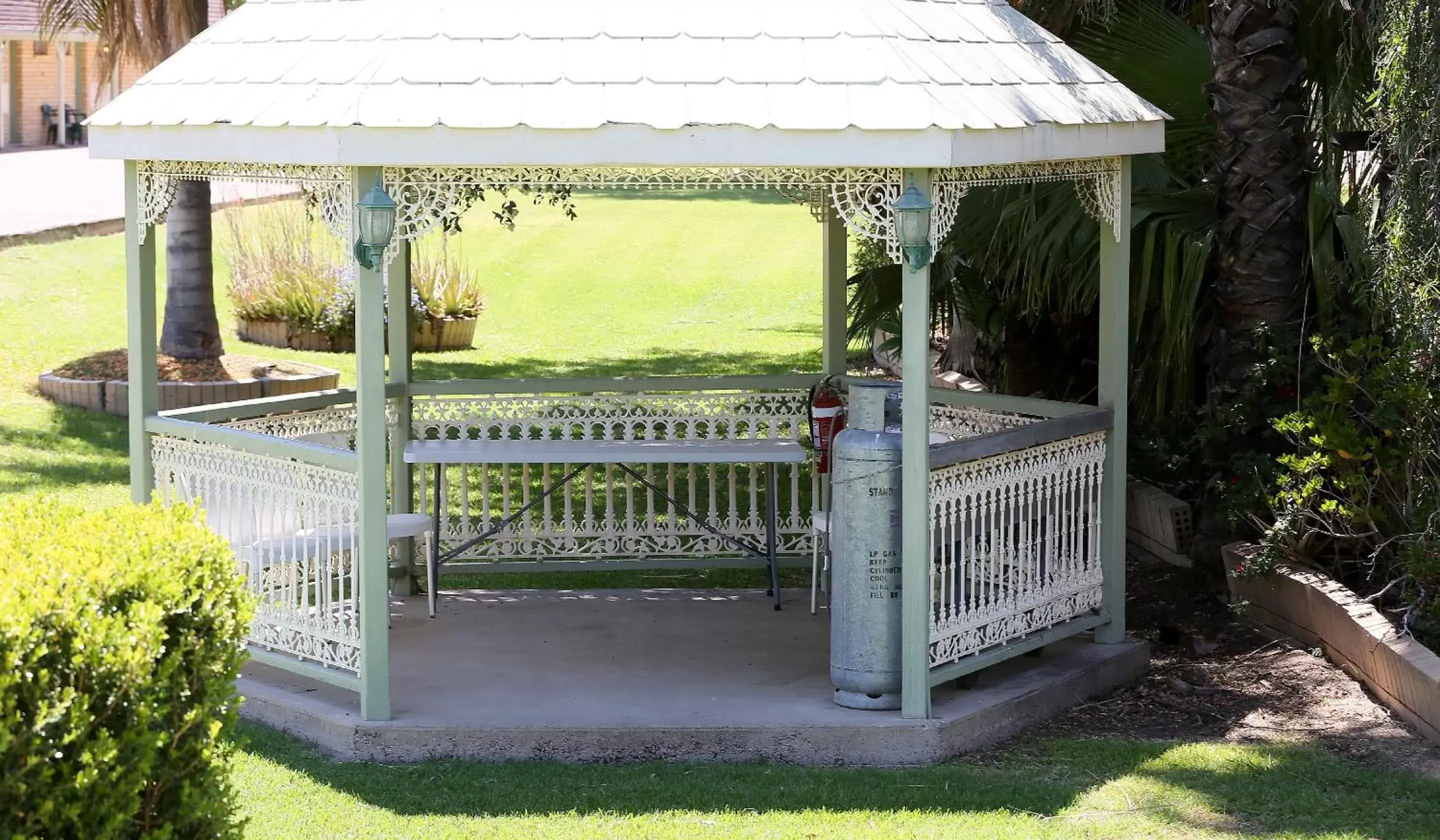 BBQ facilities in Burke and Wills Motor Inn