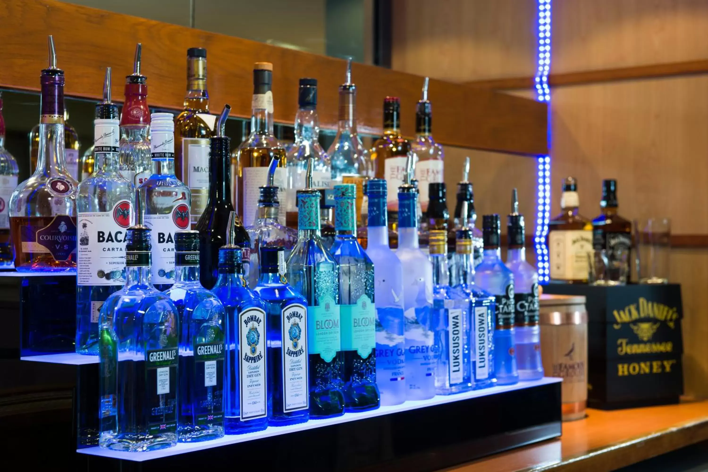 Lounge or bar in Holiday Inn Express Gloucester - South, an IHG Hotel