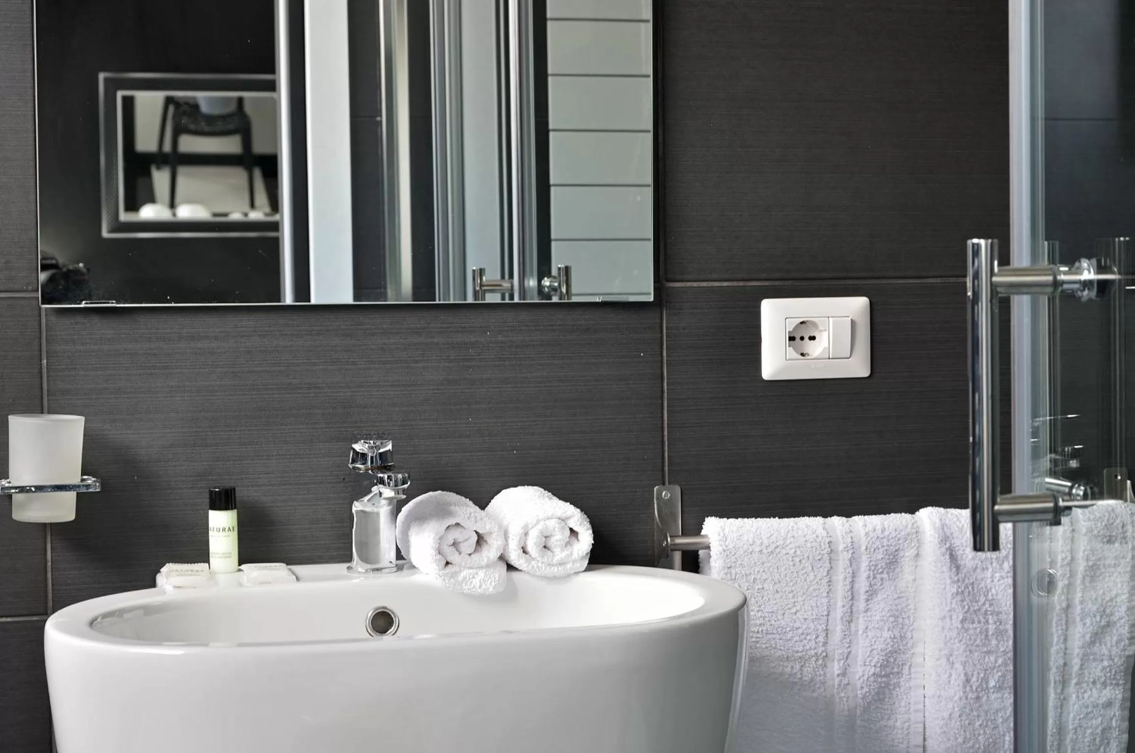 Bathroom in Black & White G&G