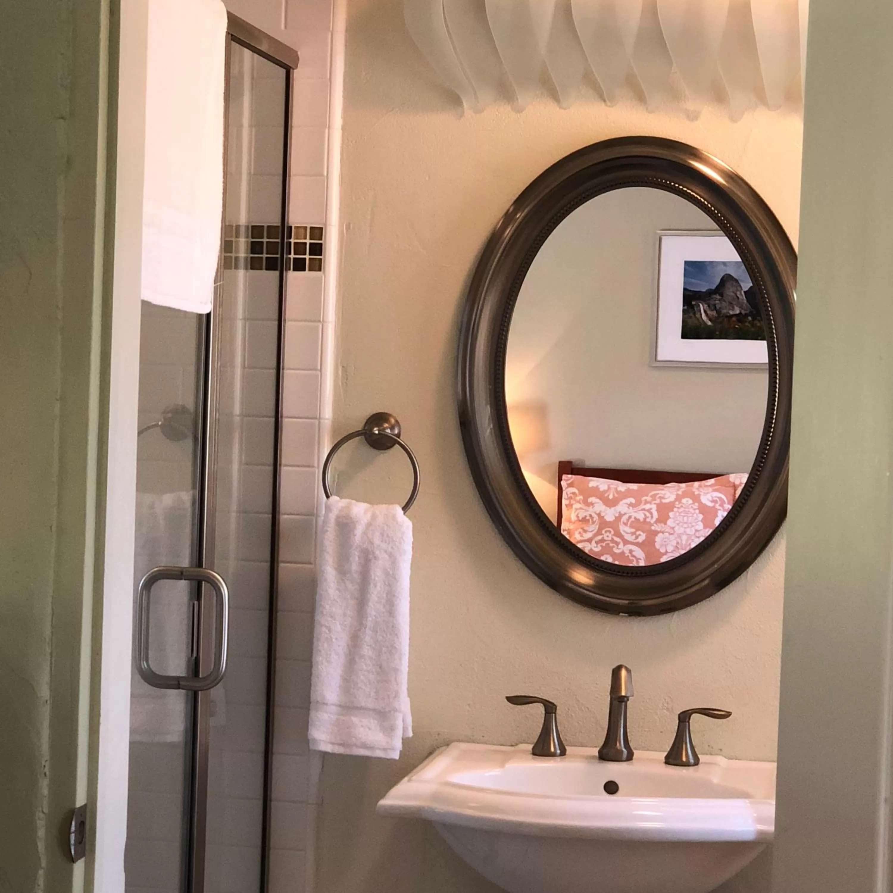 Queen's Inn By The River