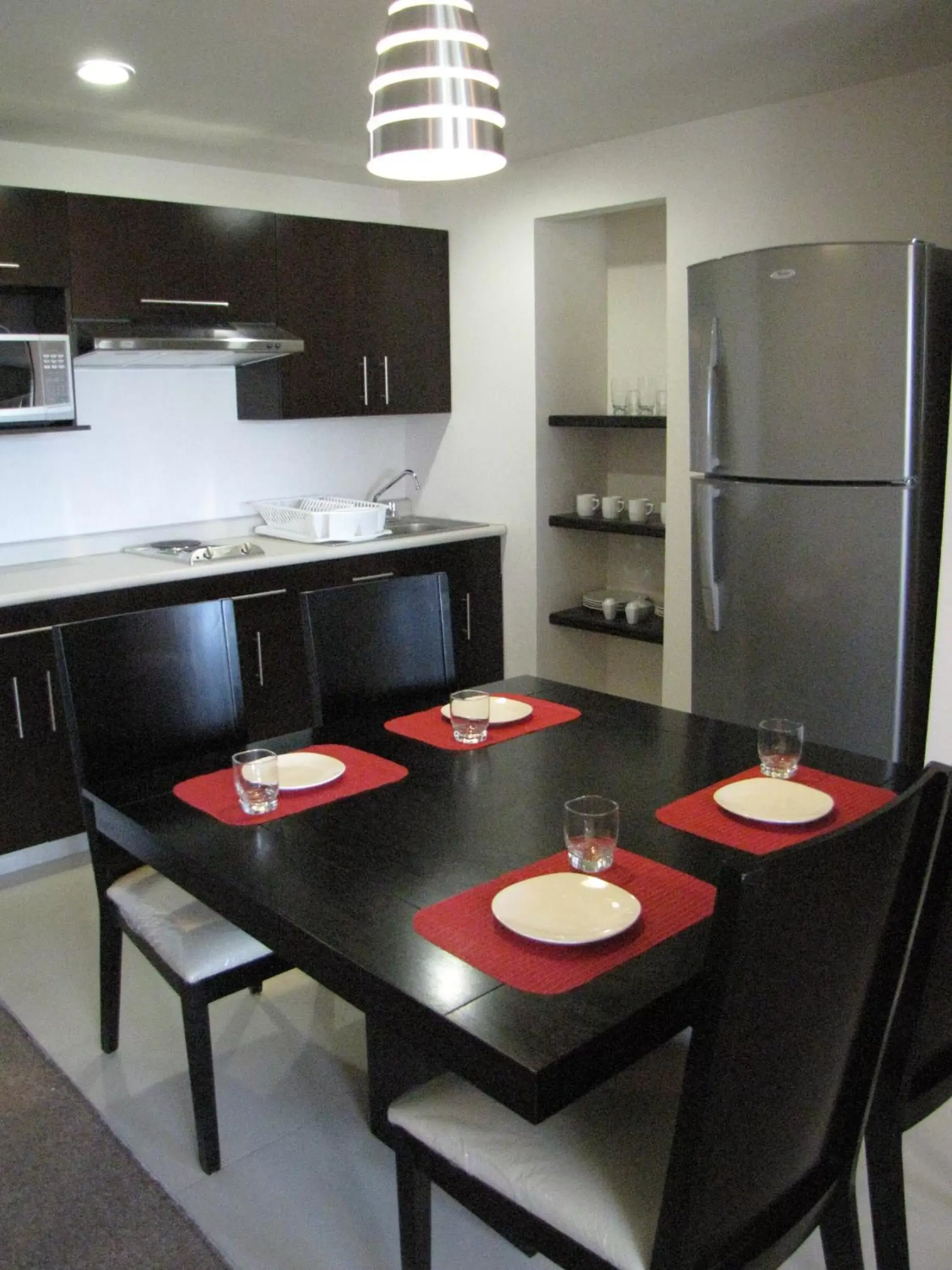 Dining area, Kitchen/Kitchenette in Hotel Nuvo