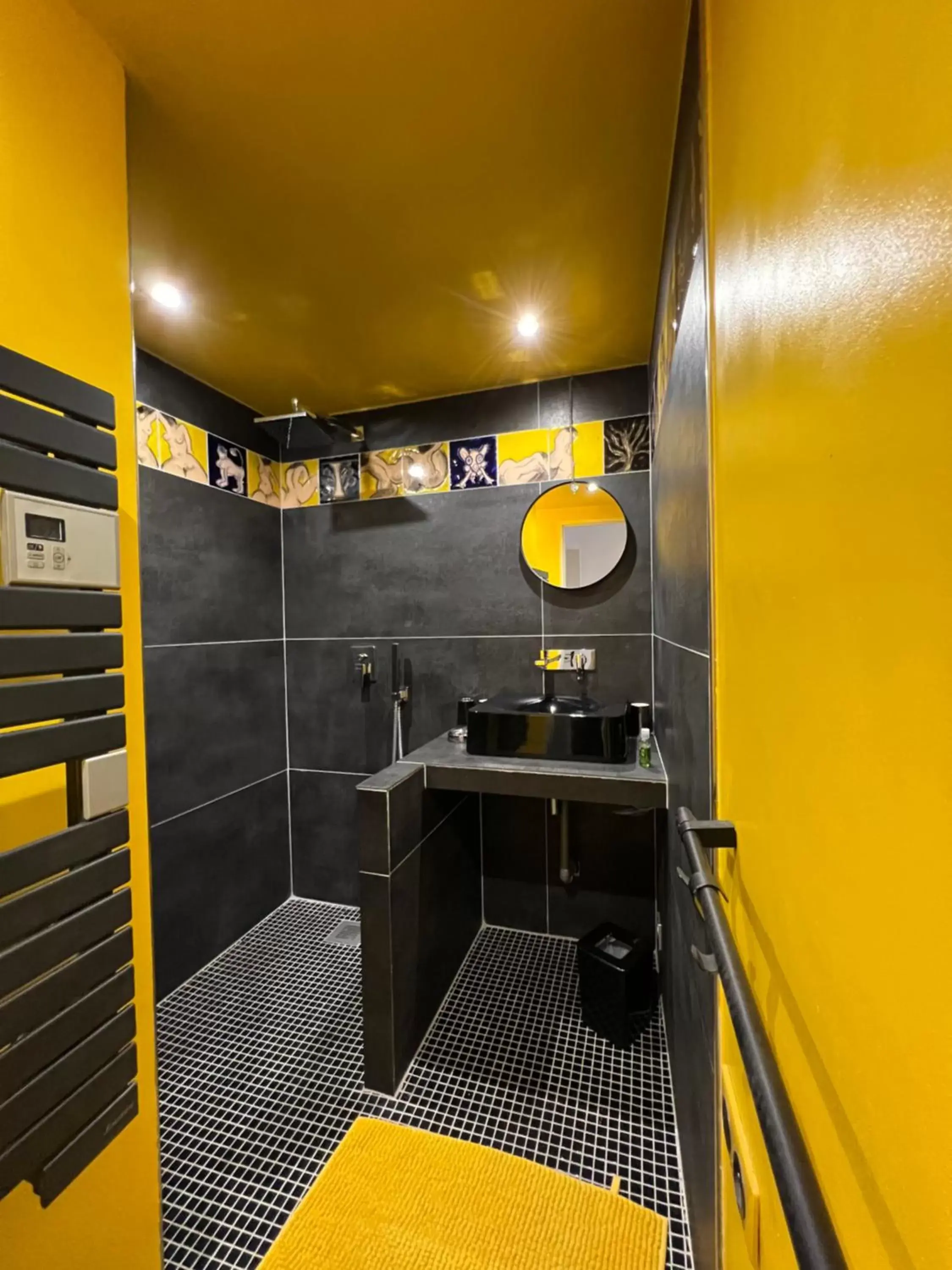 Shower, Bathroom in Le Regardeur