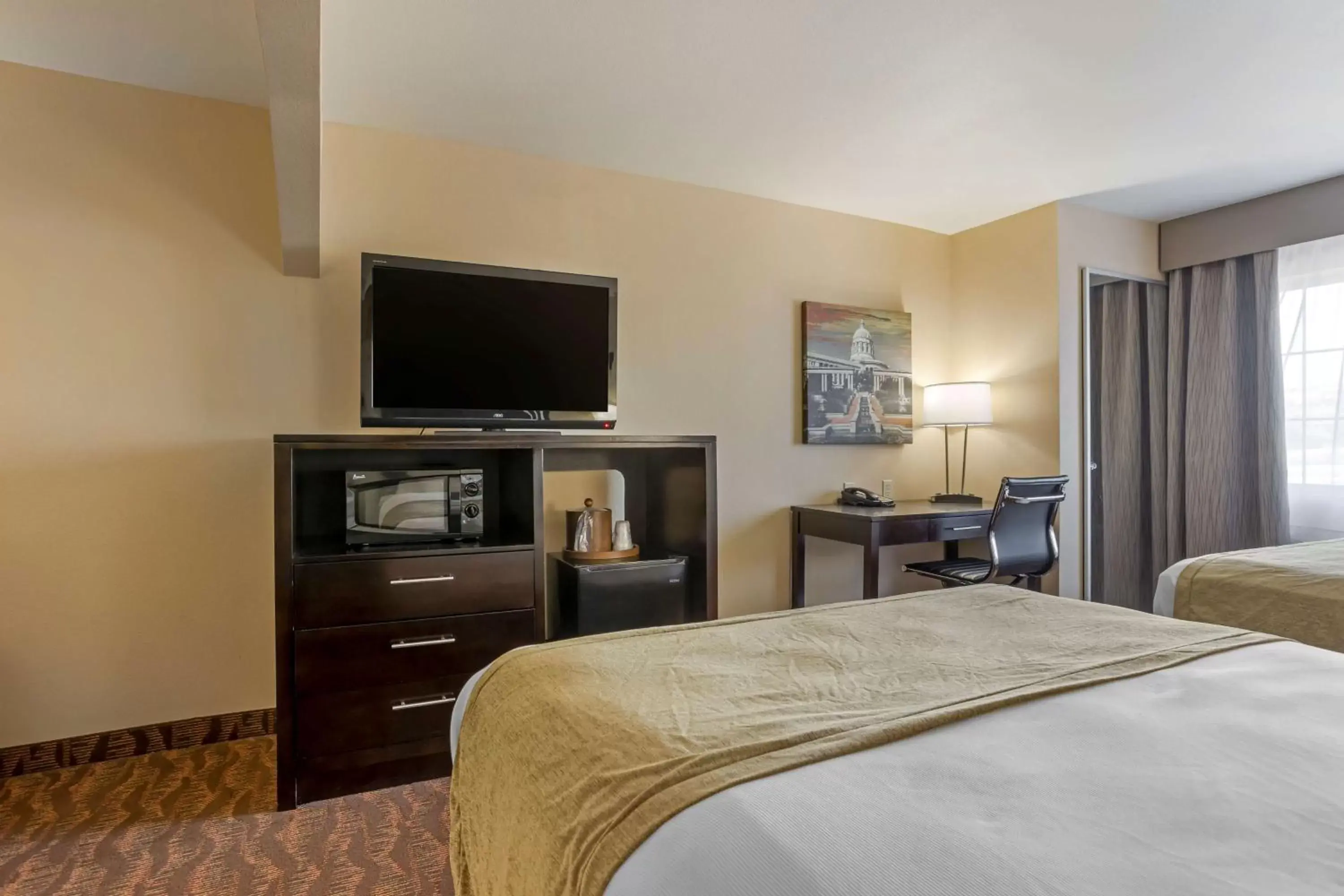 Bedroom, TV/Entertainment Center in Best Western Plus Capital Inn