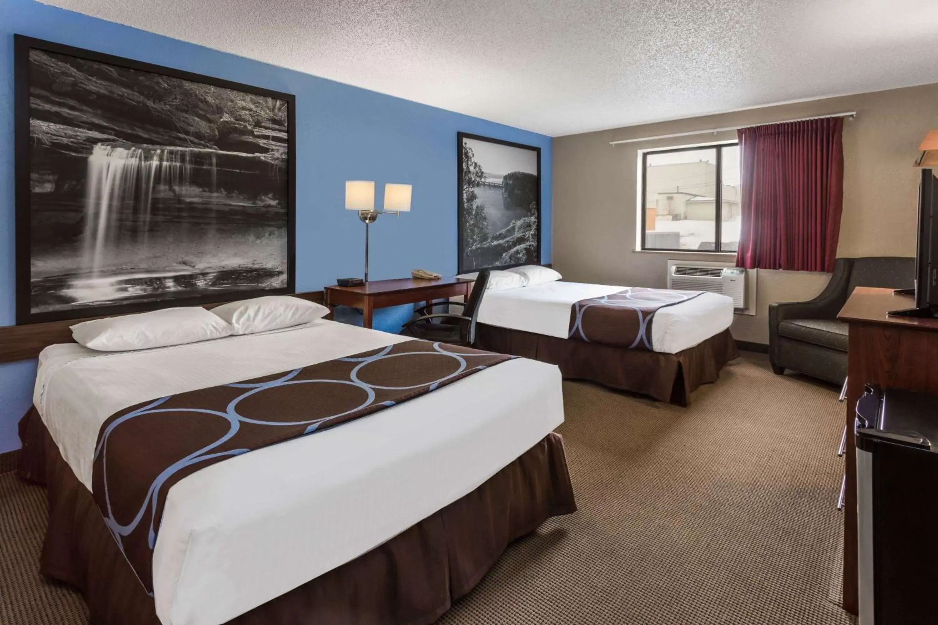 Photo of the whole room, Bed in Super 8 by Wyndham Dubuque