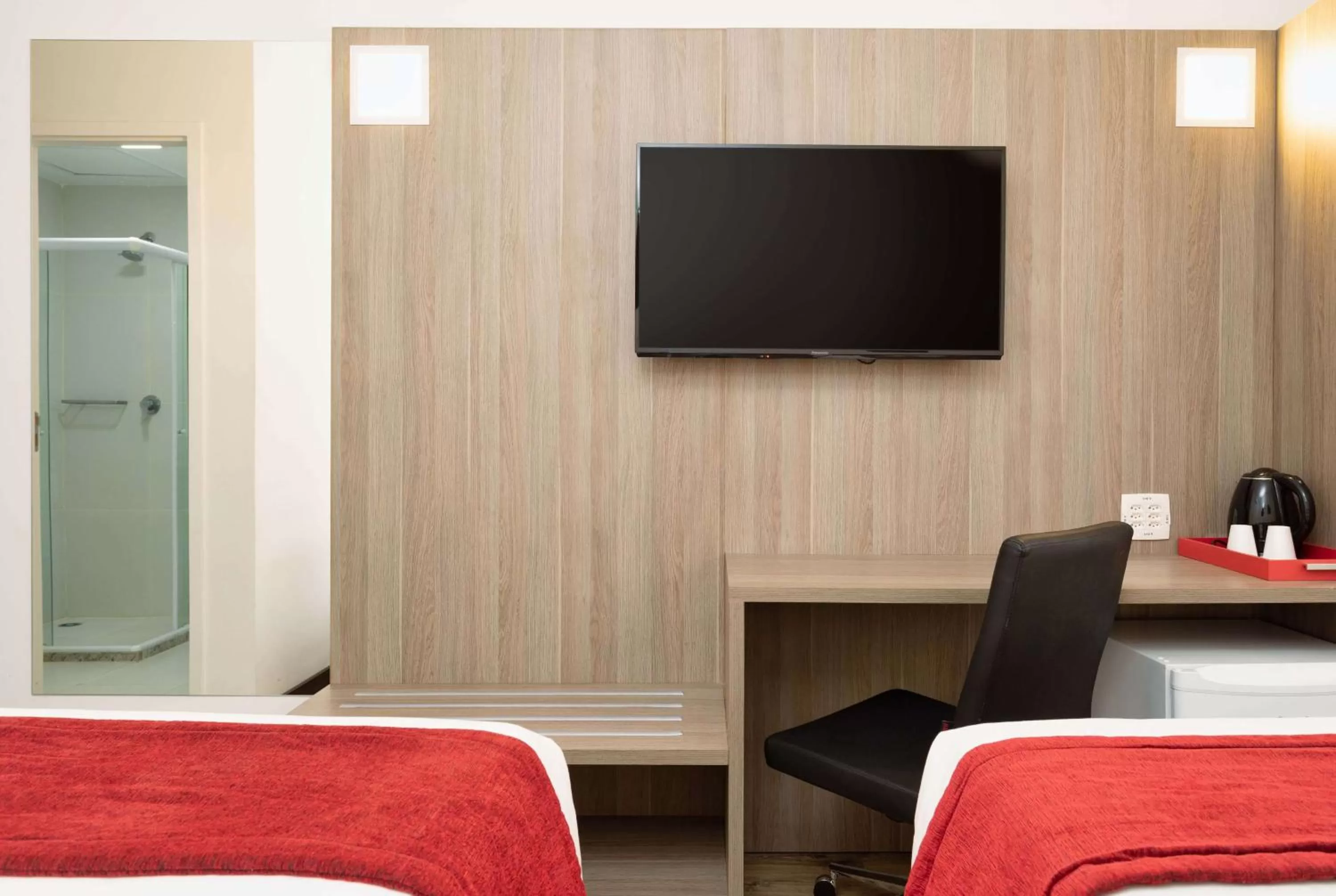 Photo of the whole room, Bed in Ramada Encore by Wyndham São Paulo Osasco