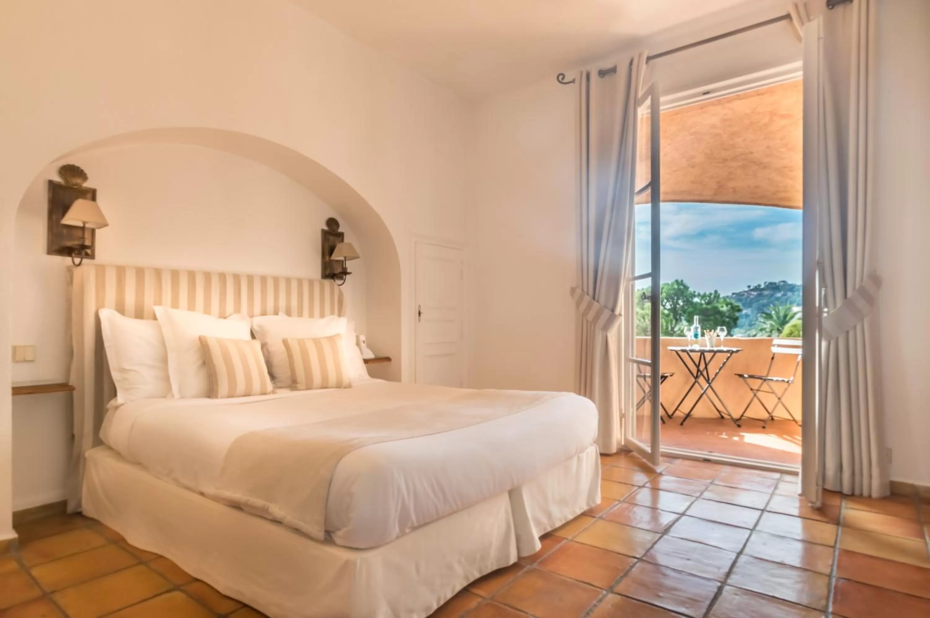 Balcony/Terrace, Bed in Hôtel Club Port La Galère