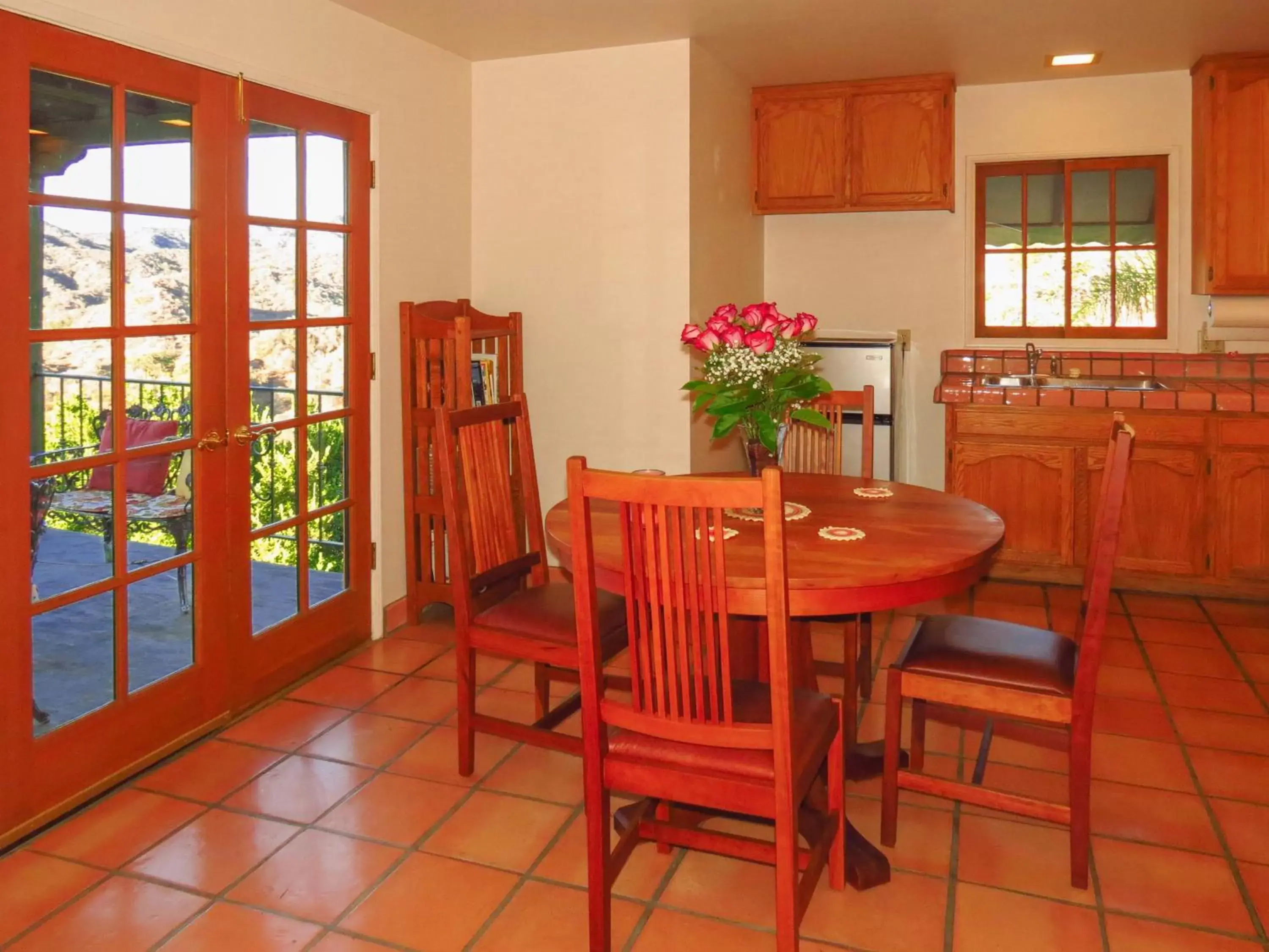 Communal kitchen, Dining Area in Topanga Canyon Inn Bed and Breakfast