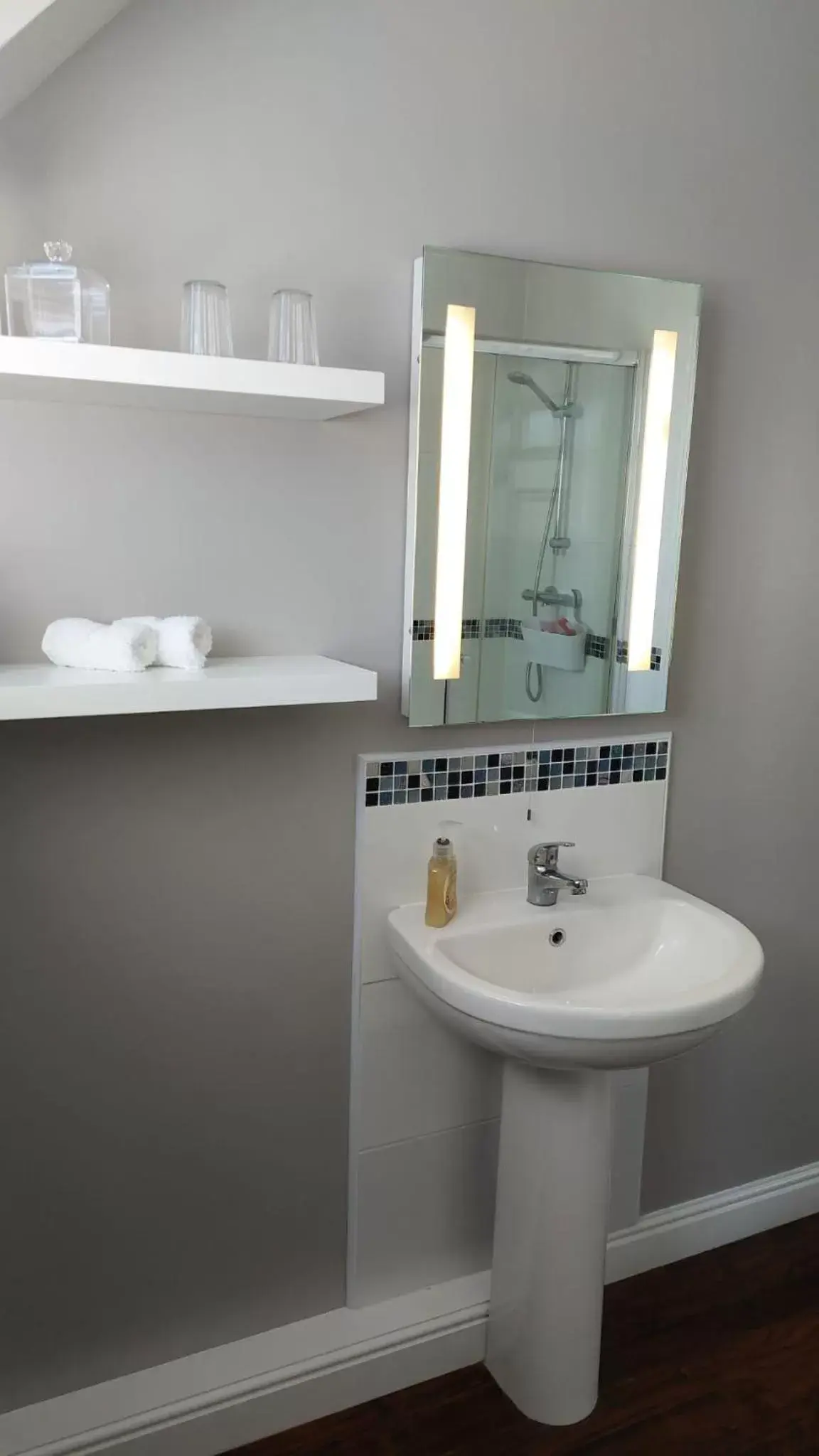 Deluxe Quadruple Room in Westwood Lodge B & B Boston Deluxe Quadruple Room in Westwood Lodge B & B Boston