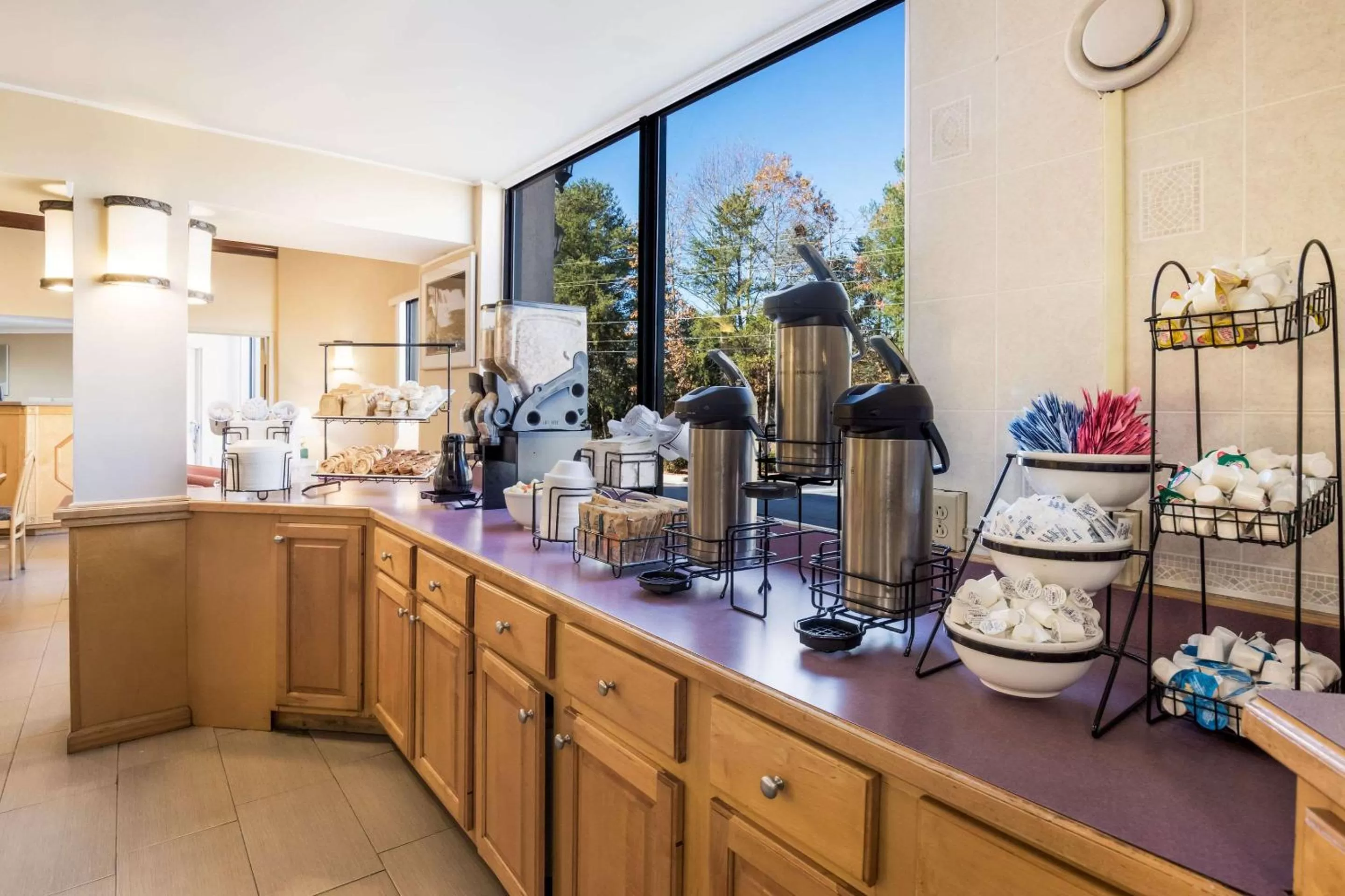 Restaurant/places to eat in Econo Lodge Hendersonville