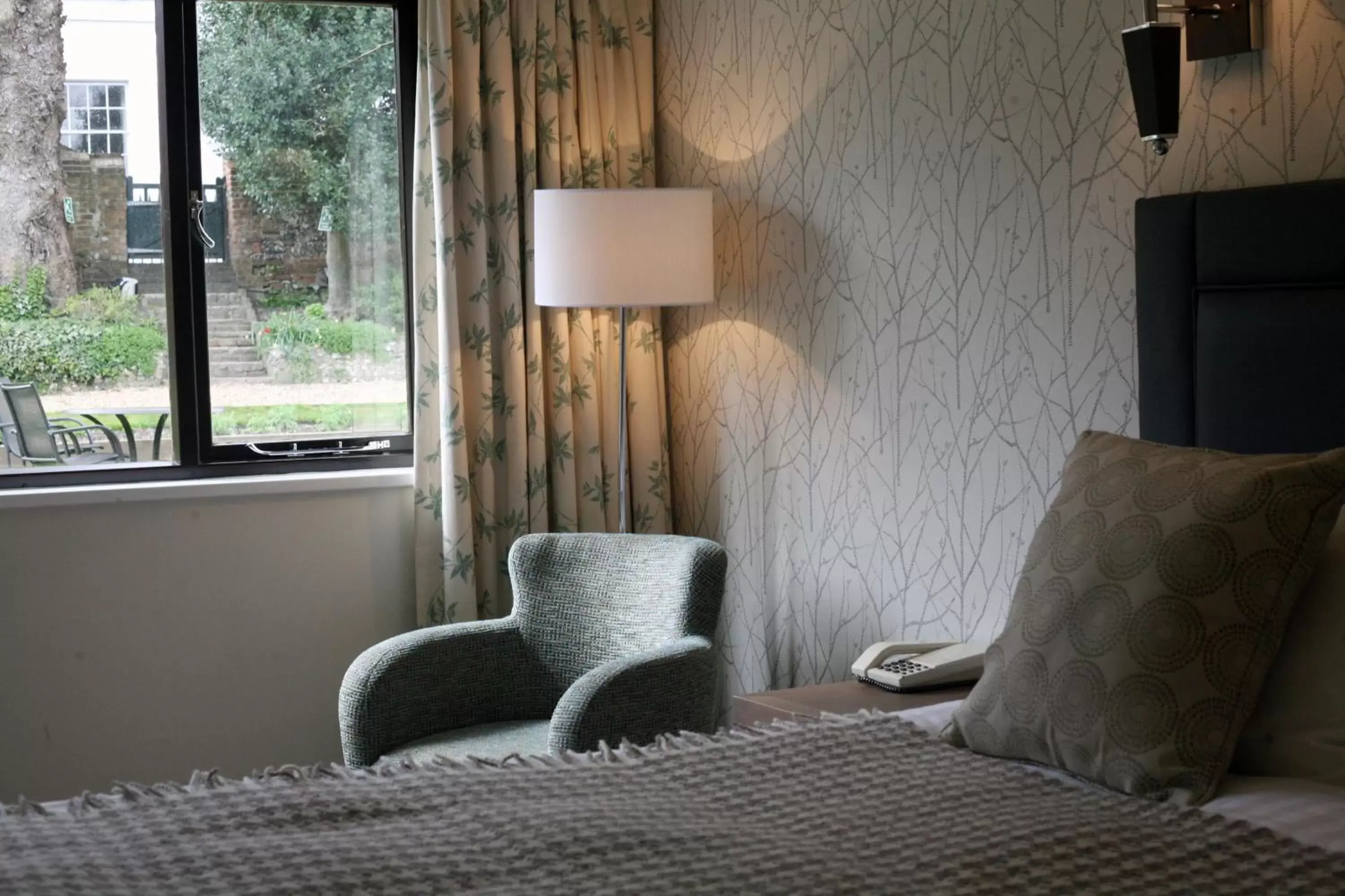 Seating area, Bed in Winchester Royal Hotel