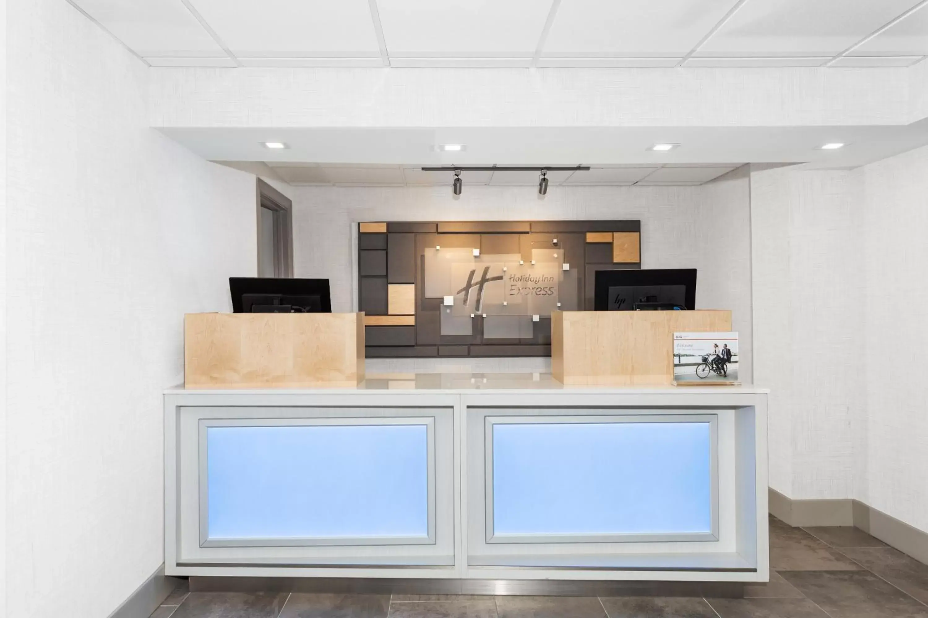 Property building, Lobby/Reception in Holiday Inn Express Hopewell - Fort Lee Area, an IHG Hotel