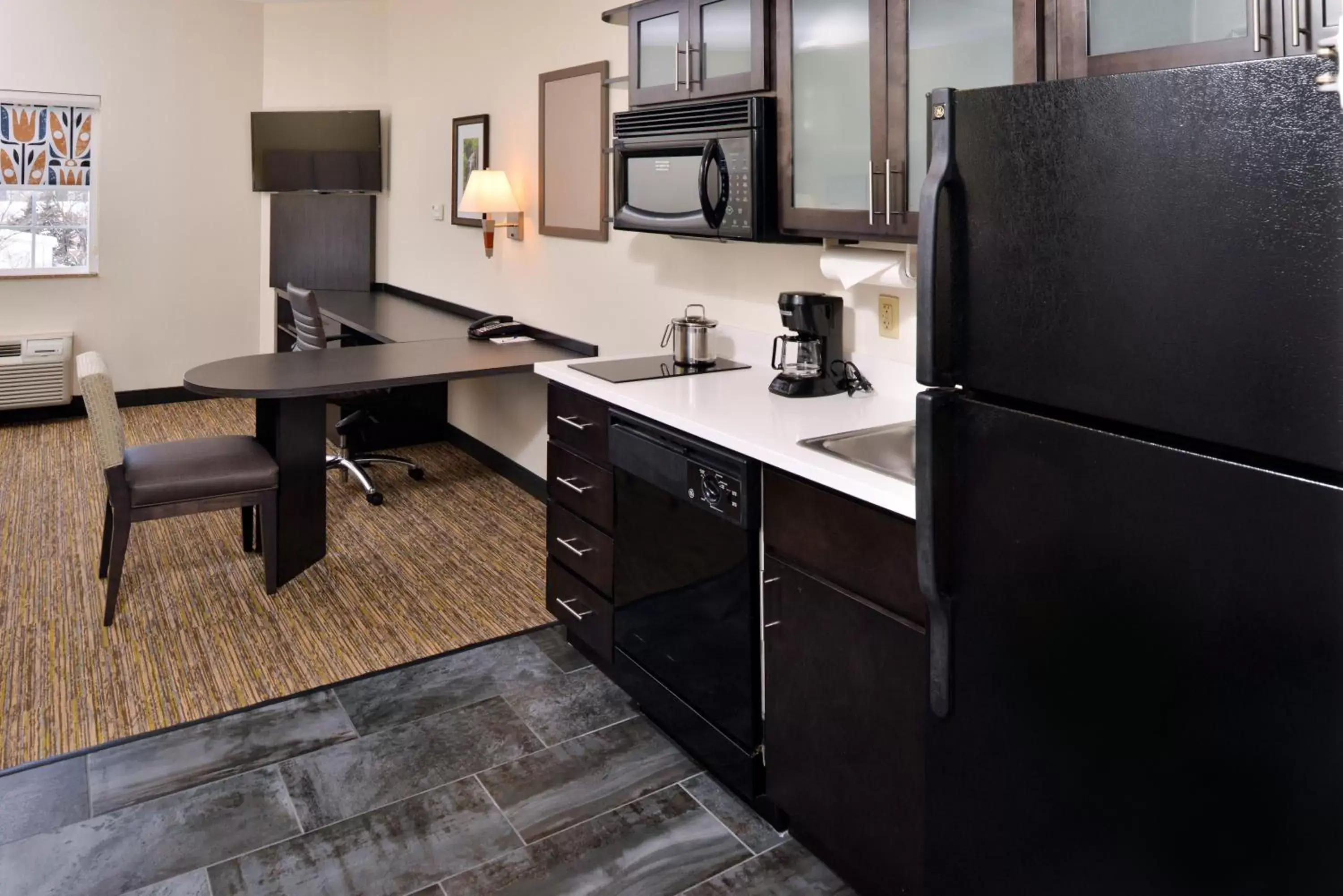 Photo of the whole room, Kitchen/Kitchenette in Candlewood Suites Winchester, an IHG Hotel