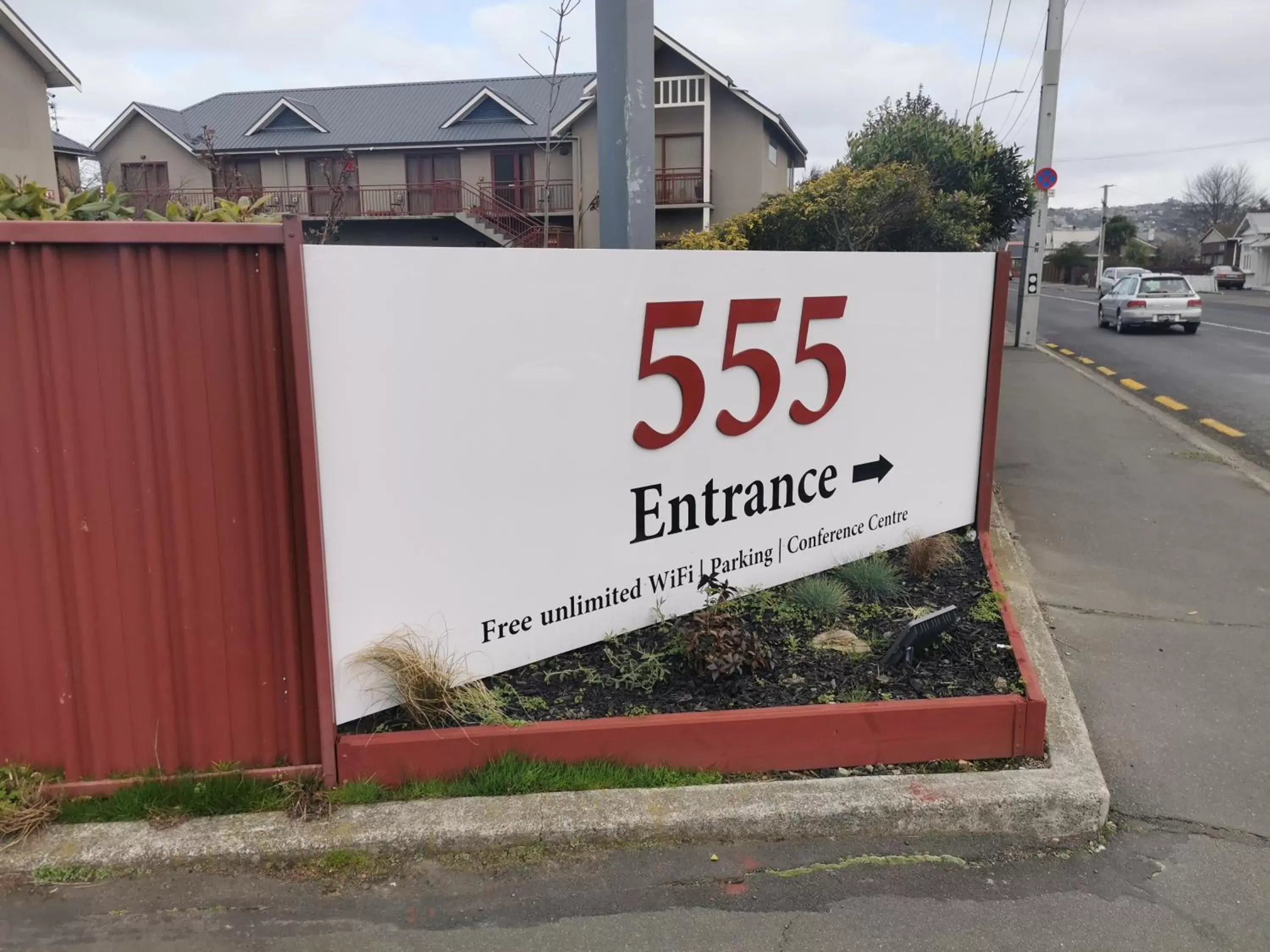 Facade/entrance in 555 Motel Dunedin