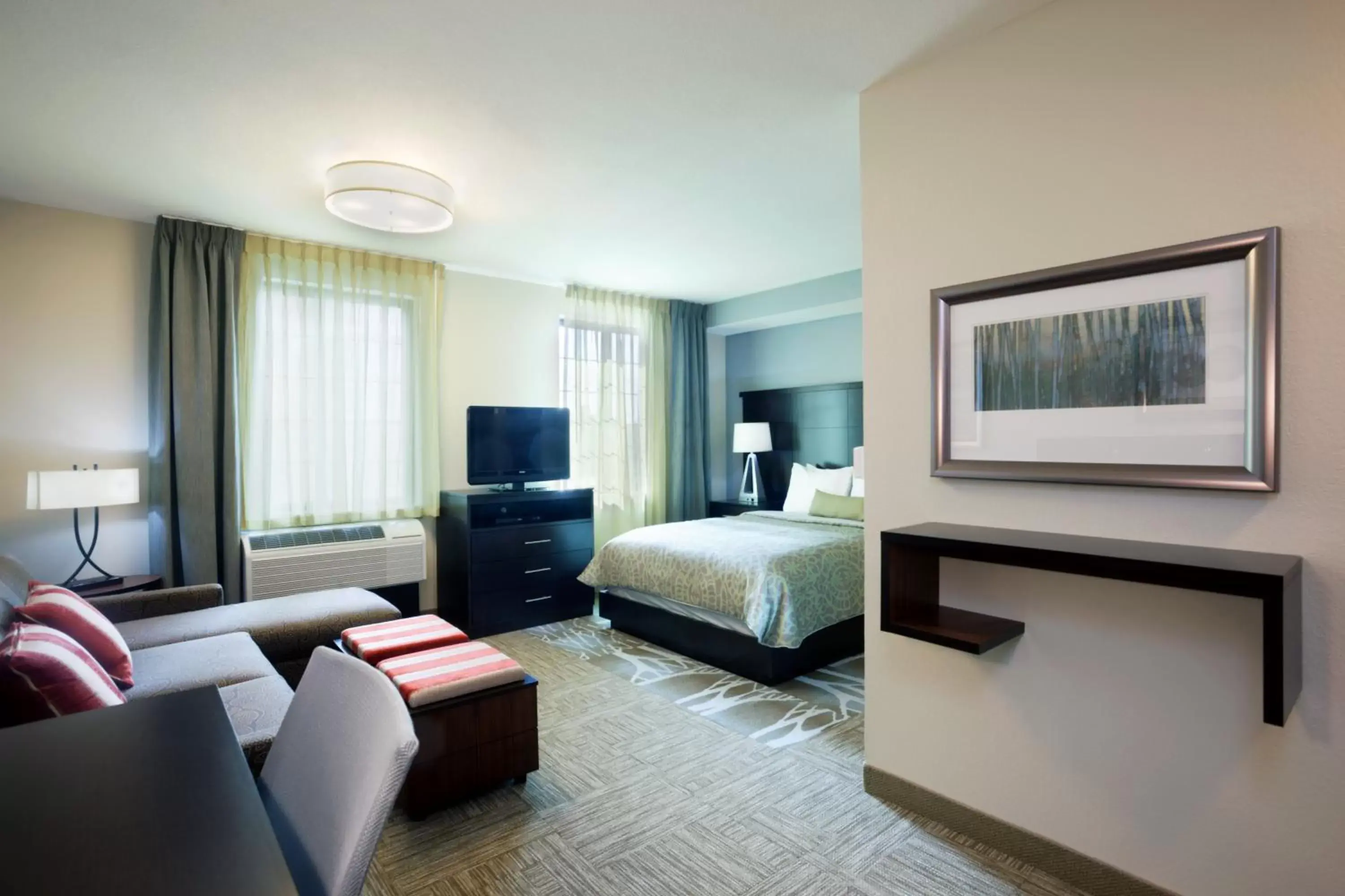 Bed, Seating Area in Staybridge Suites San Antonio-Stone Oak, an IHG Hotel