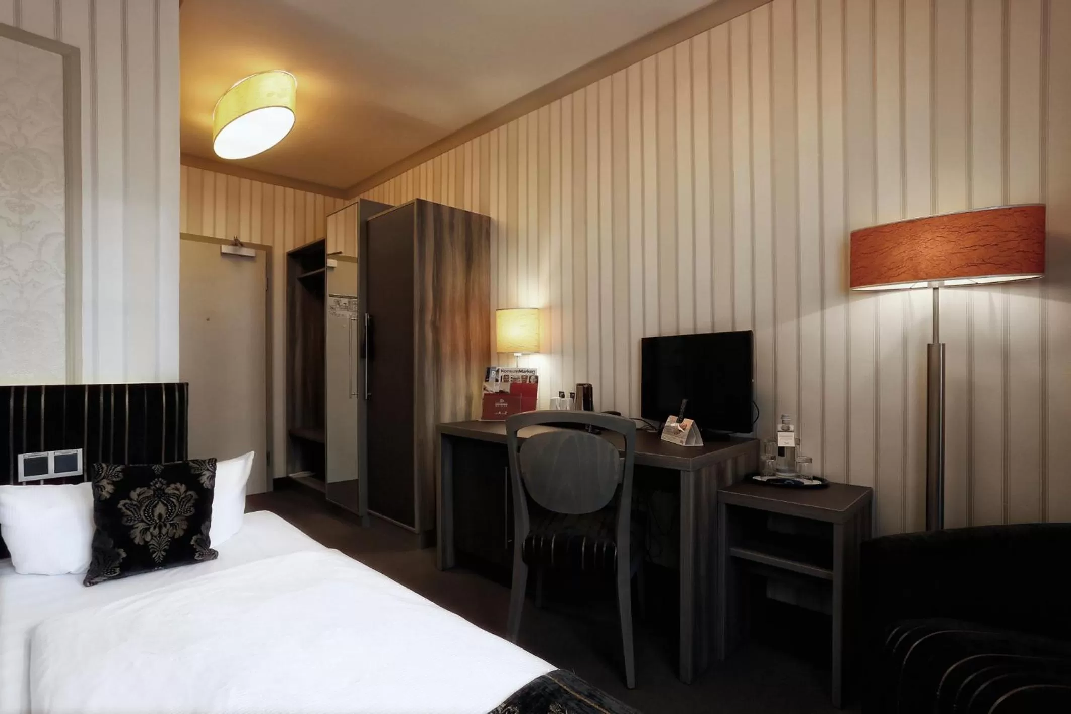 Photo of the whole room, Bed in Konsumhotel Dorotheenhof Weimar