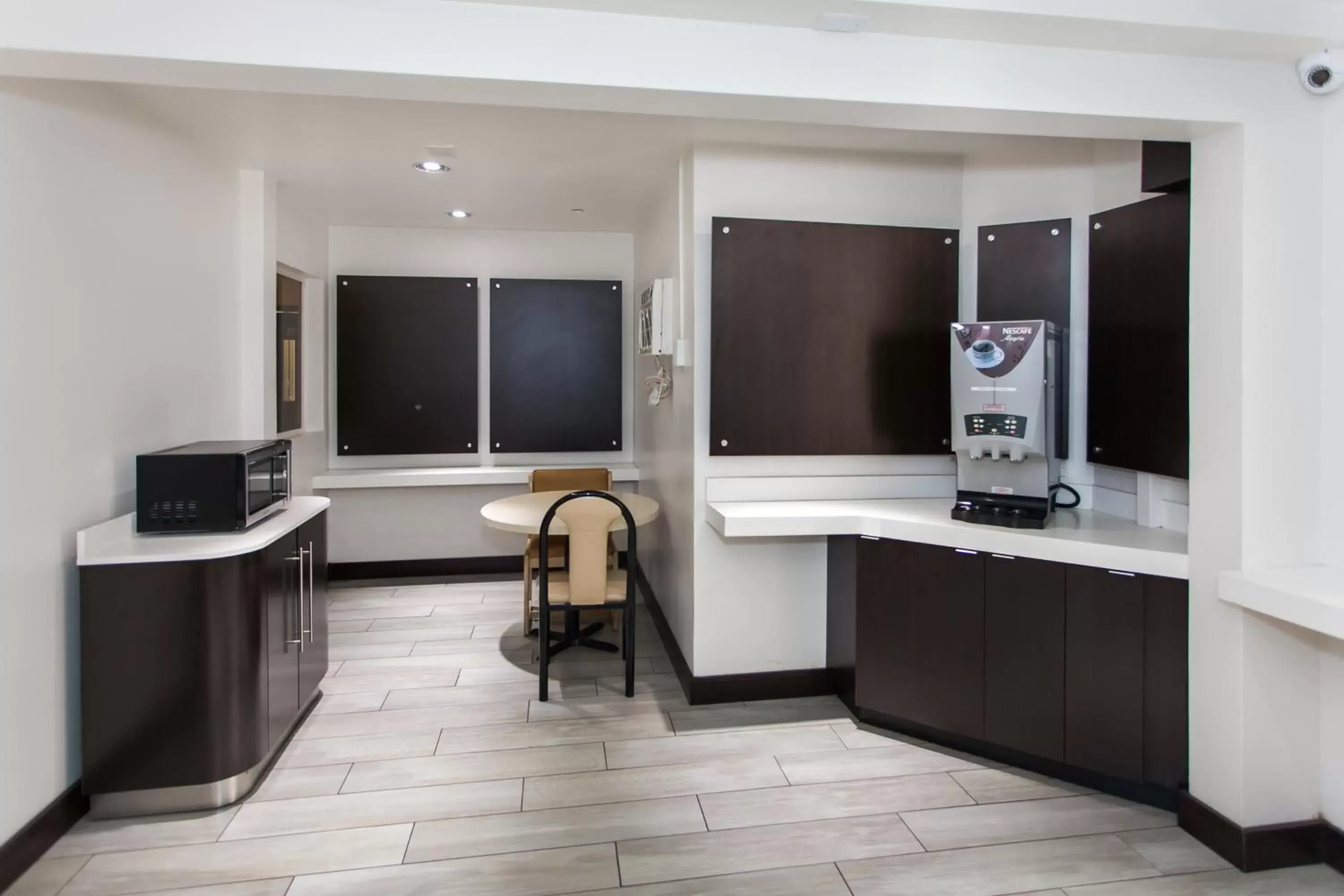 Lobby or reception, Kitchen/Kitchenette in Motel 6 Hollywood