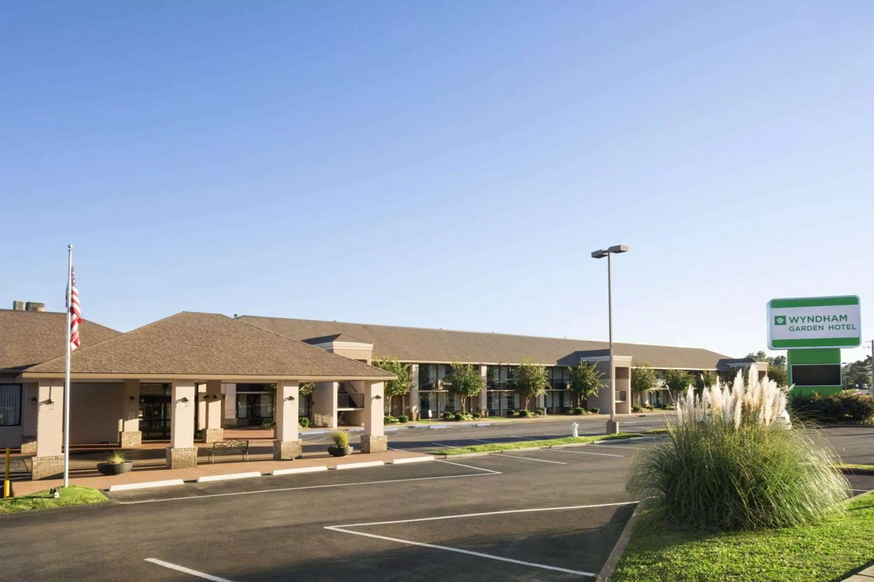 Property building in Wyndham Garden Lake Guntersville