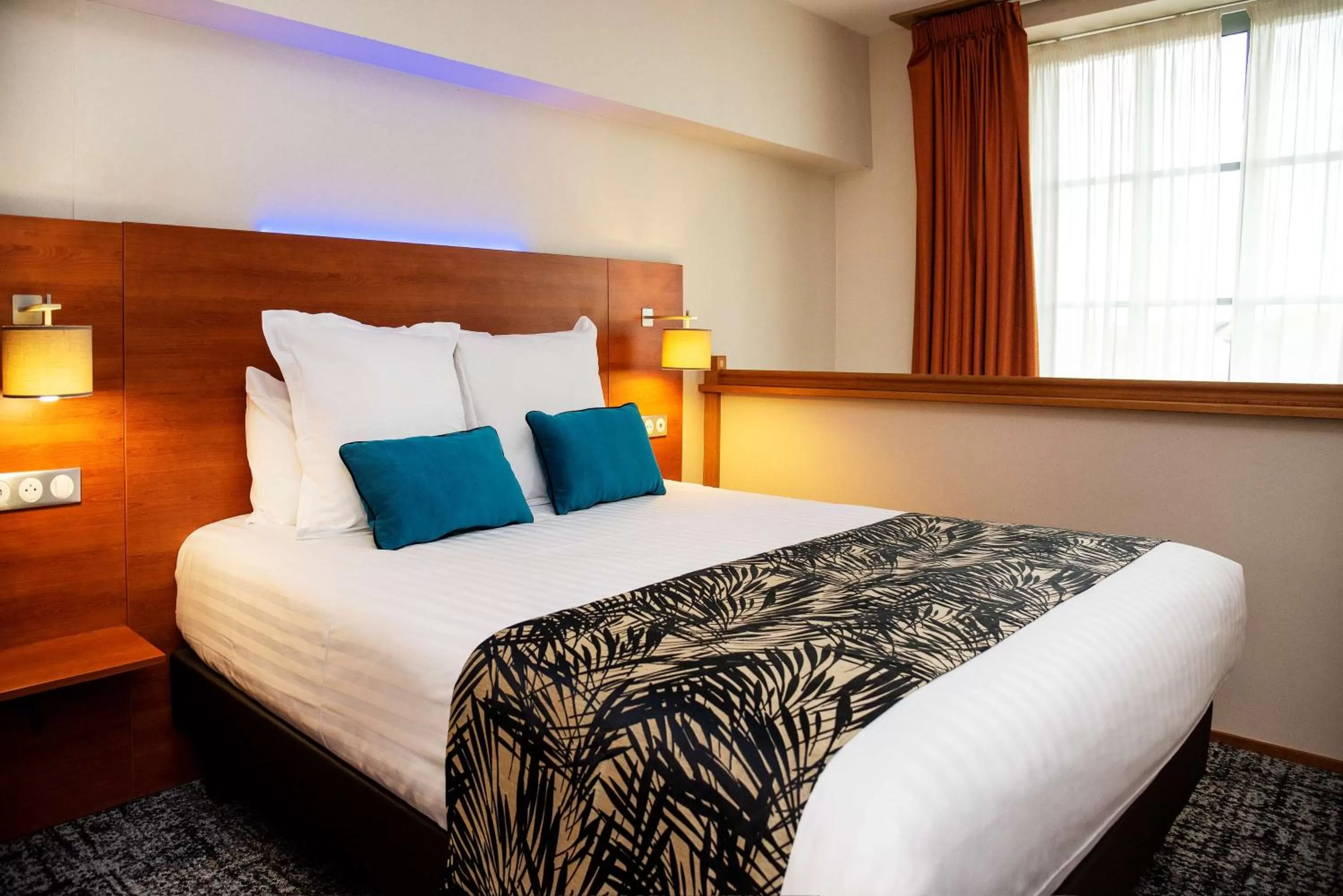 Bedroom, Bed in Best Western Plus Hôtel Colbert