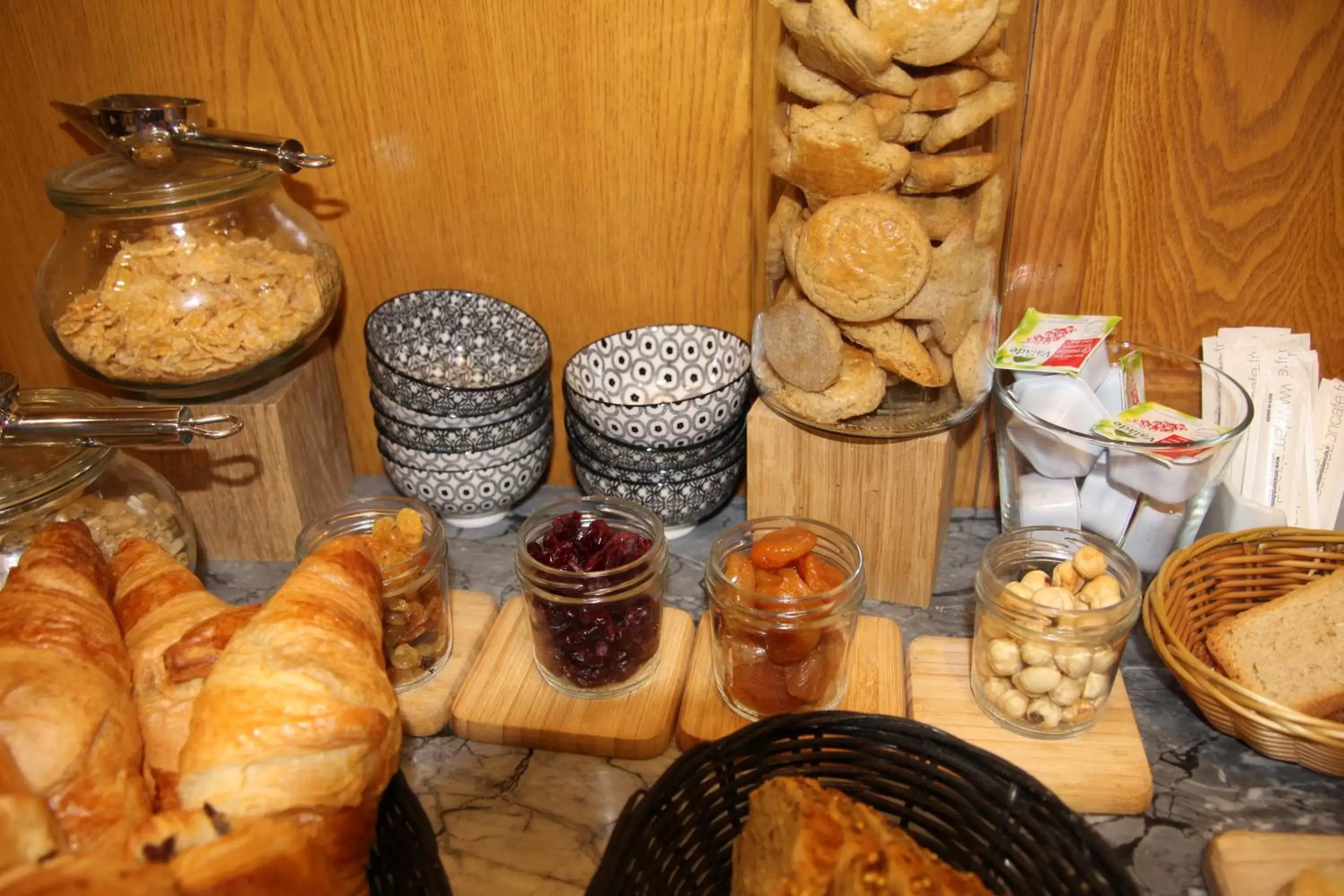 Buffet breakfast in Garlande Hôtel Avignon Centre