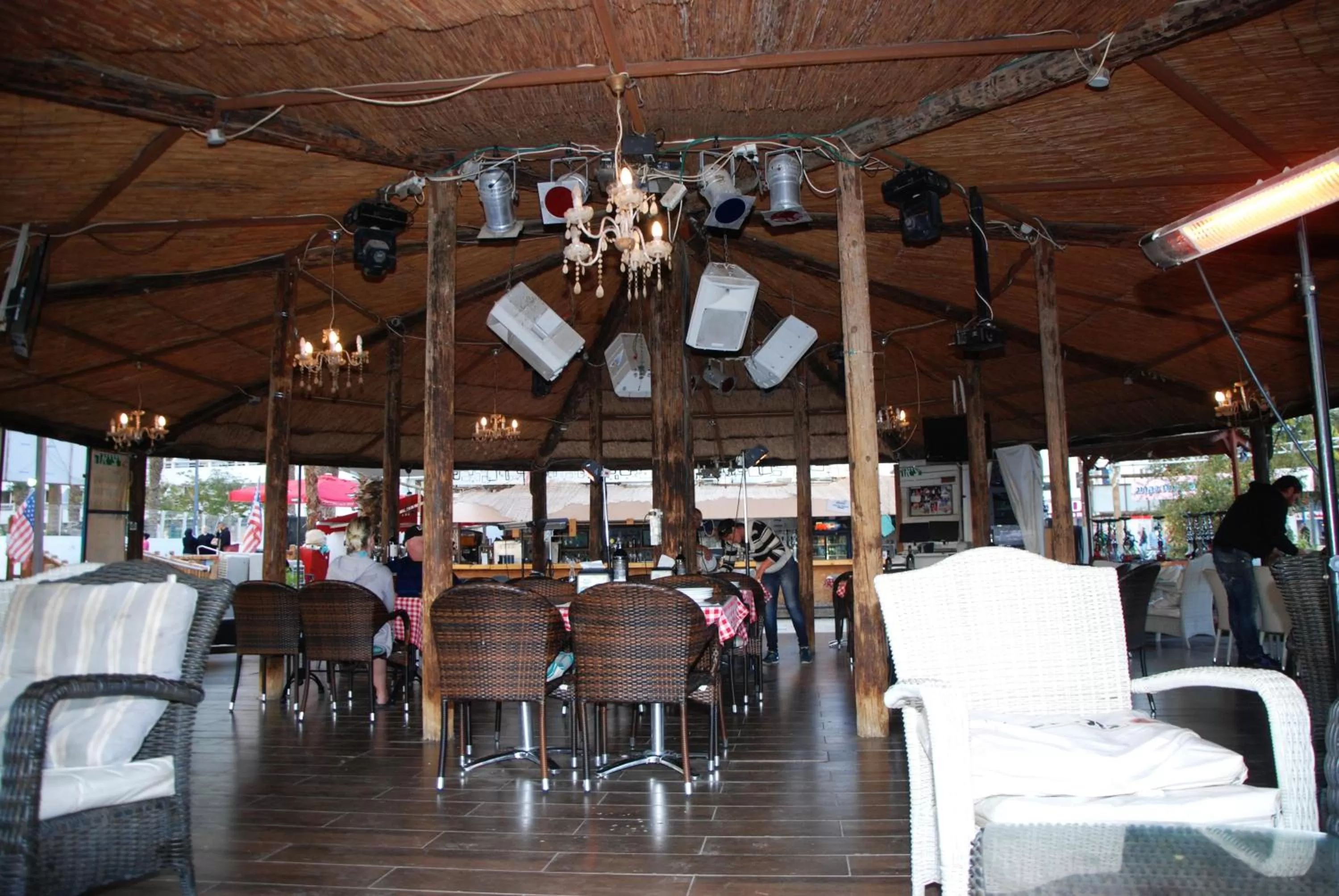 Restaurant/places to eat in Hotel Maman