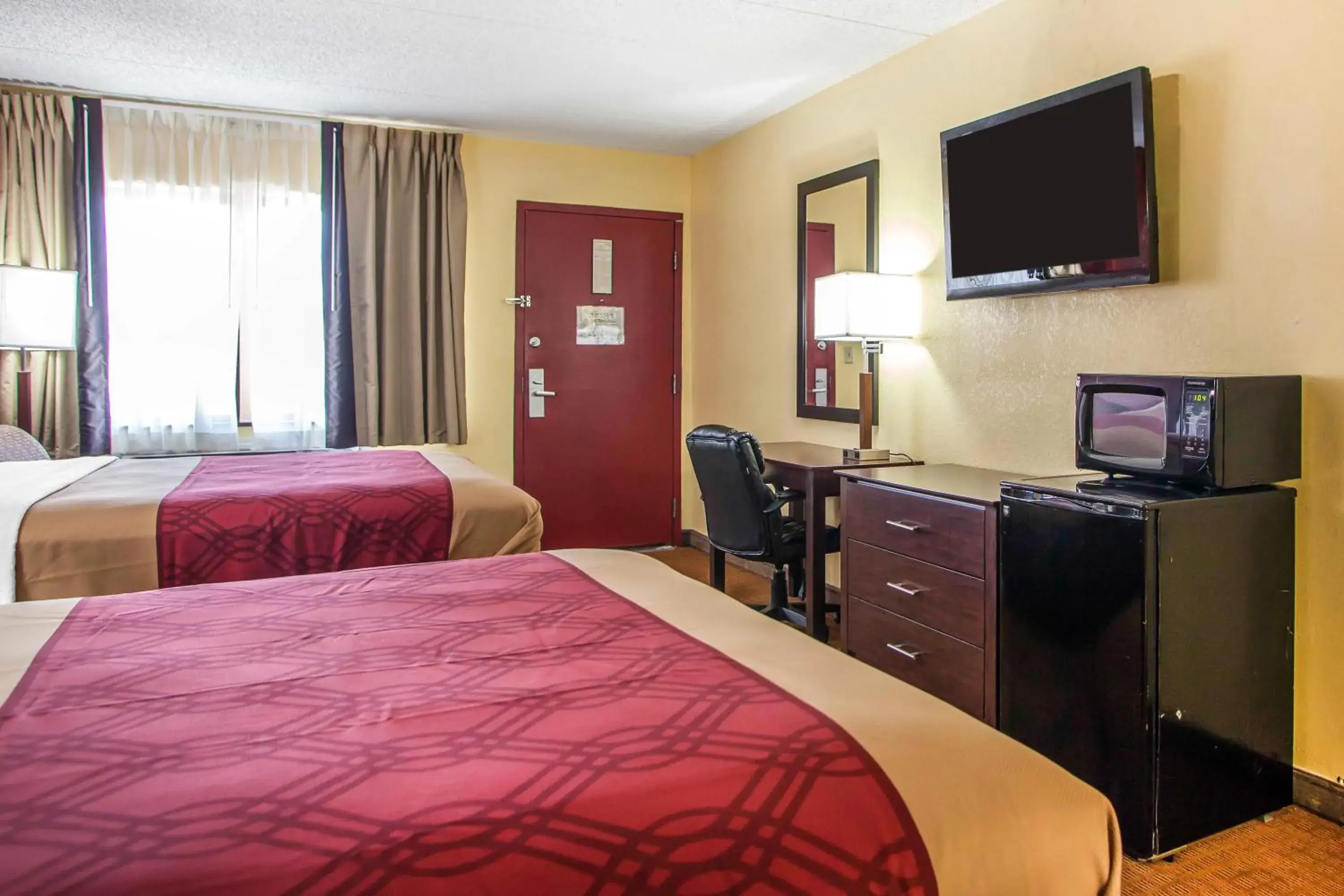 Queen Room with Two Queen Beds - Non-Smoking in Econo Lodge Kearney