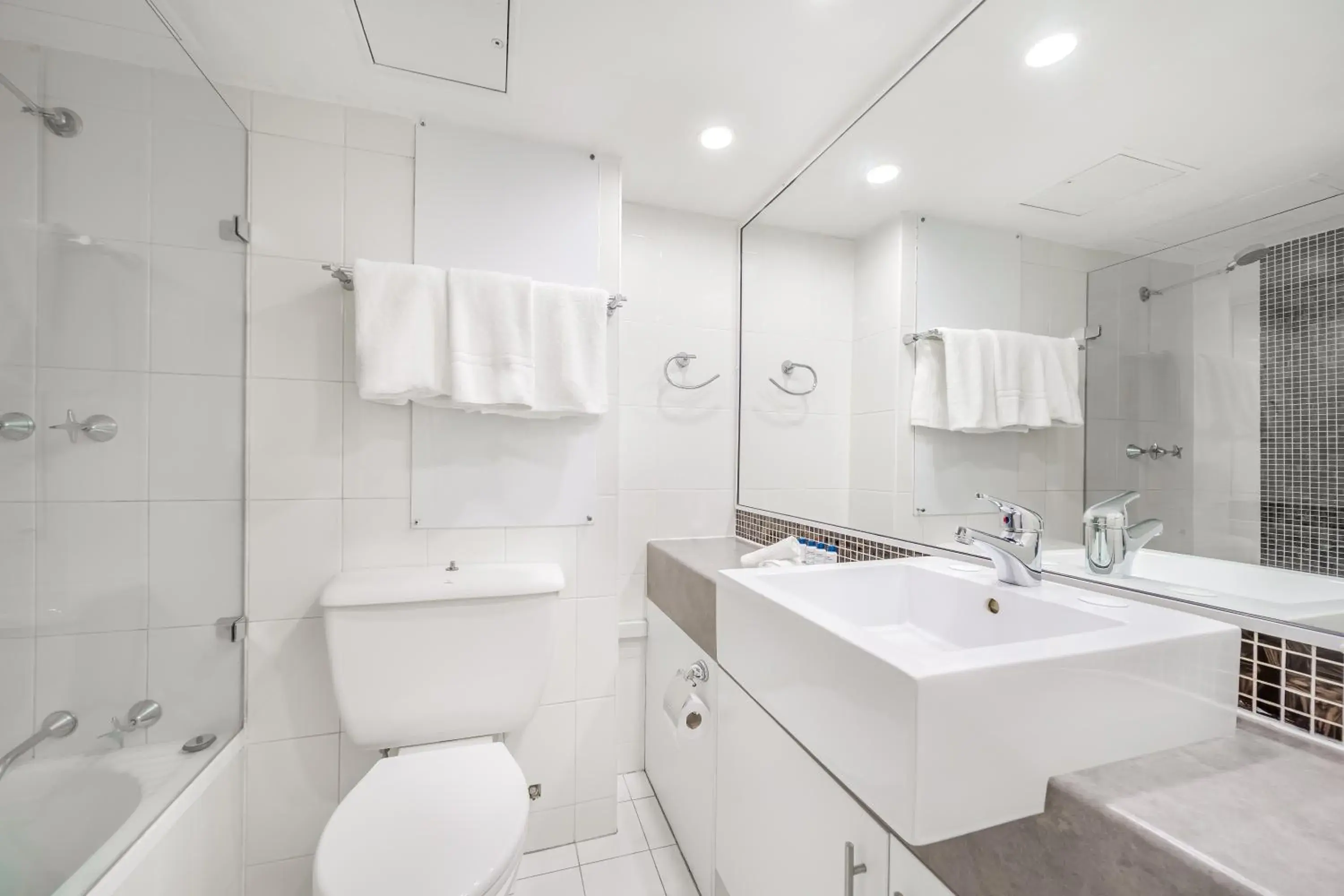 Toilet, Bathroom in Oaks Sydney Hyde Park Suites