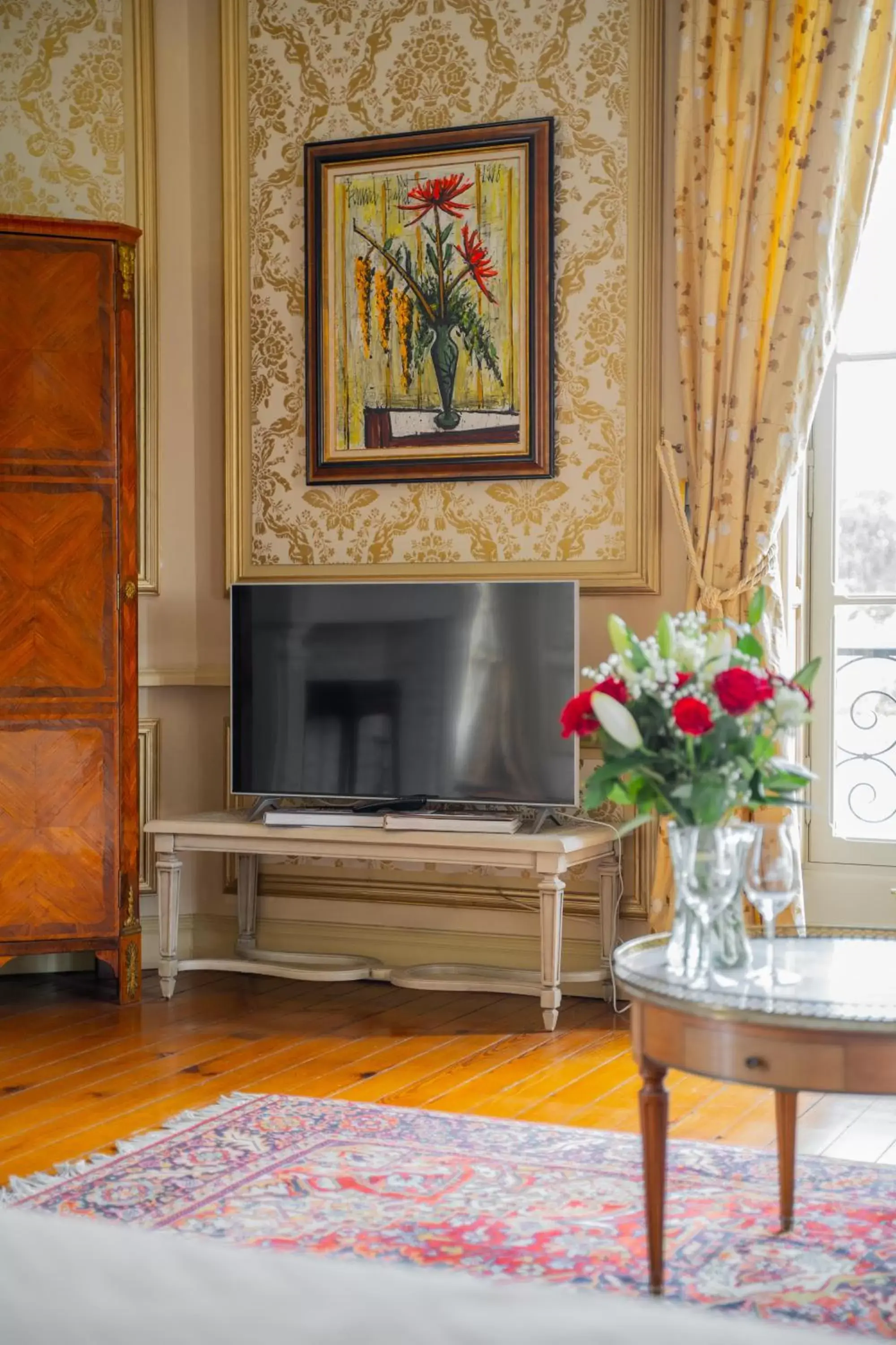 Bedroom, TV/Entertainment Center in Château Pape Clément