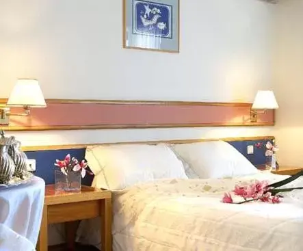 Bed in Hotel Samaras