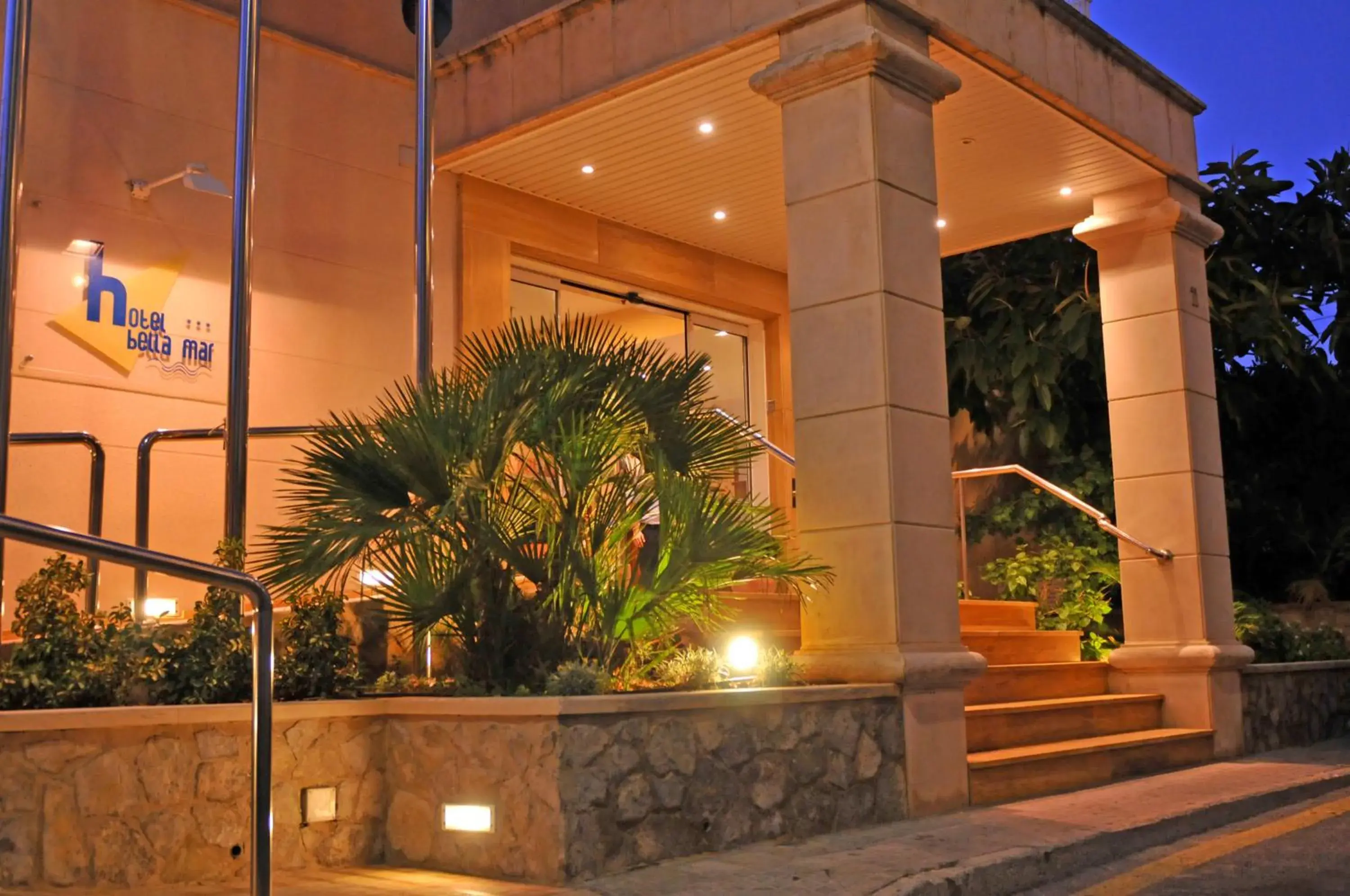 Facade/entrance, Property Building in Hotel Bella Mar