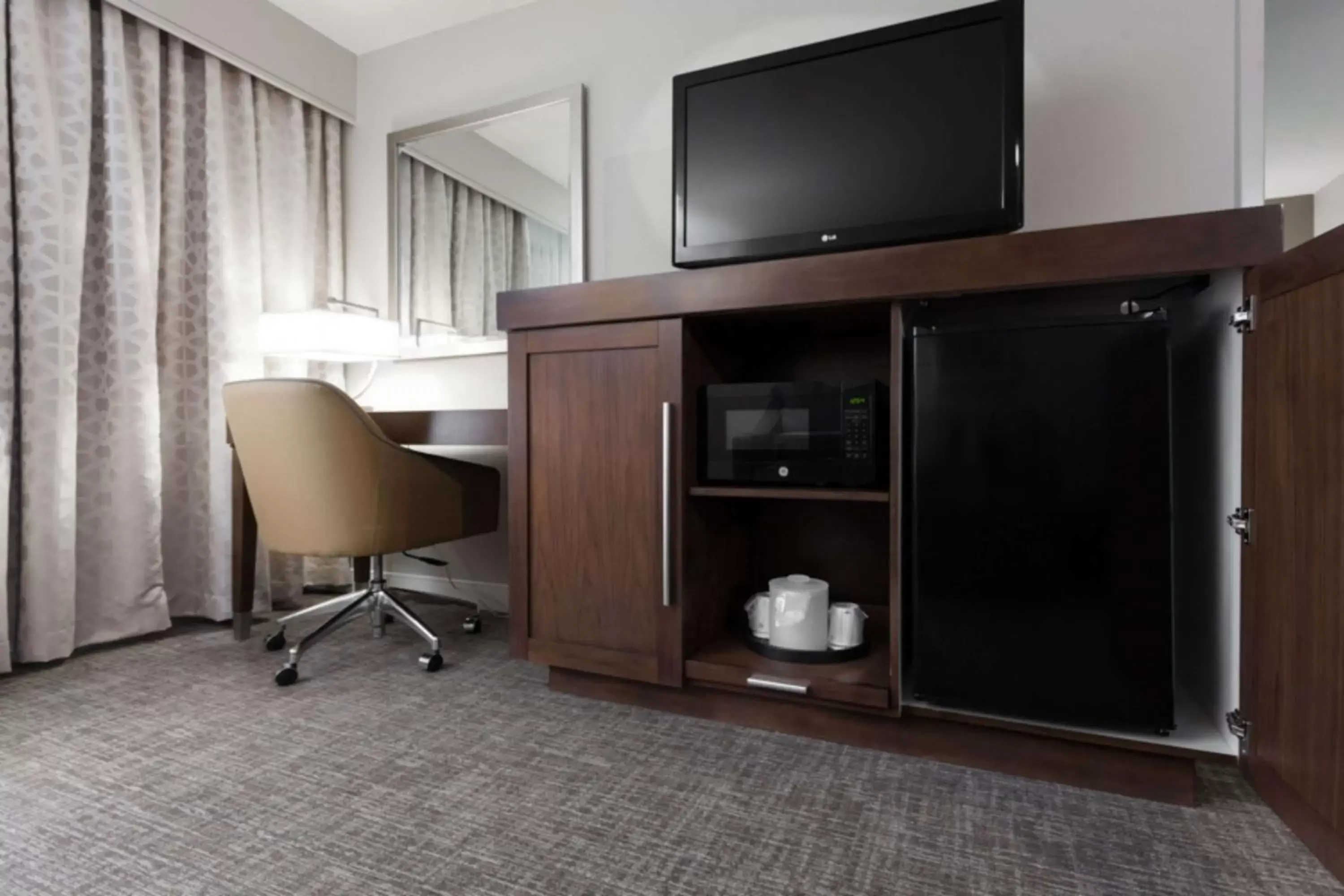 Bed, TV/Entertainment Center in Hampton Inn & Suites Dallas DFW Airport North Grapevine