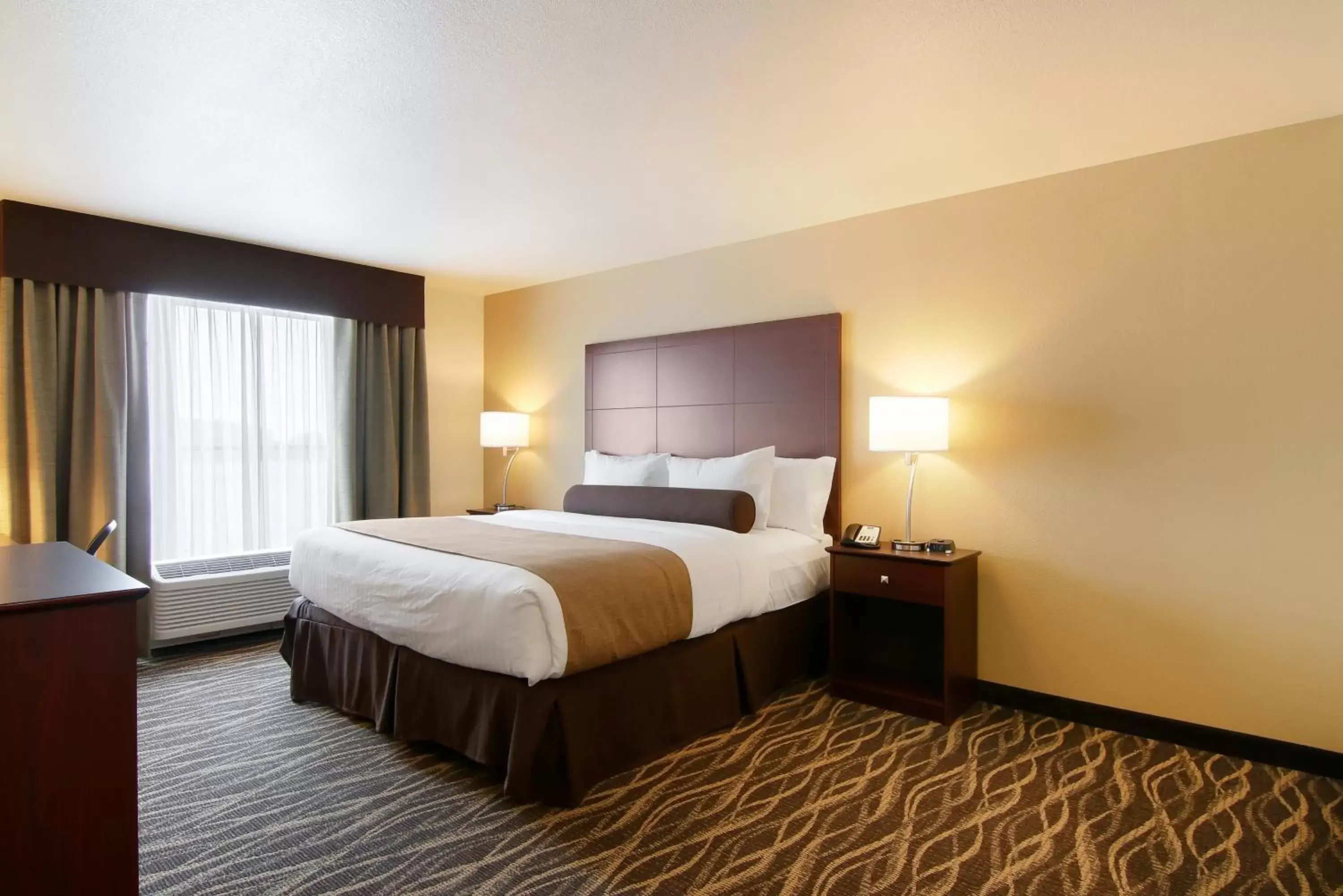 Bed in Cobblestone Inn & Suites - Menomonie/UW-Stout