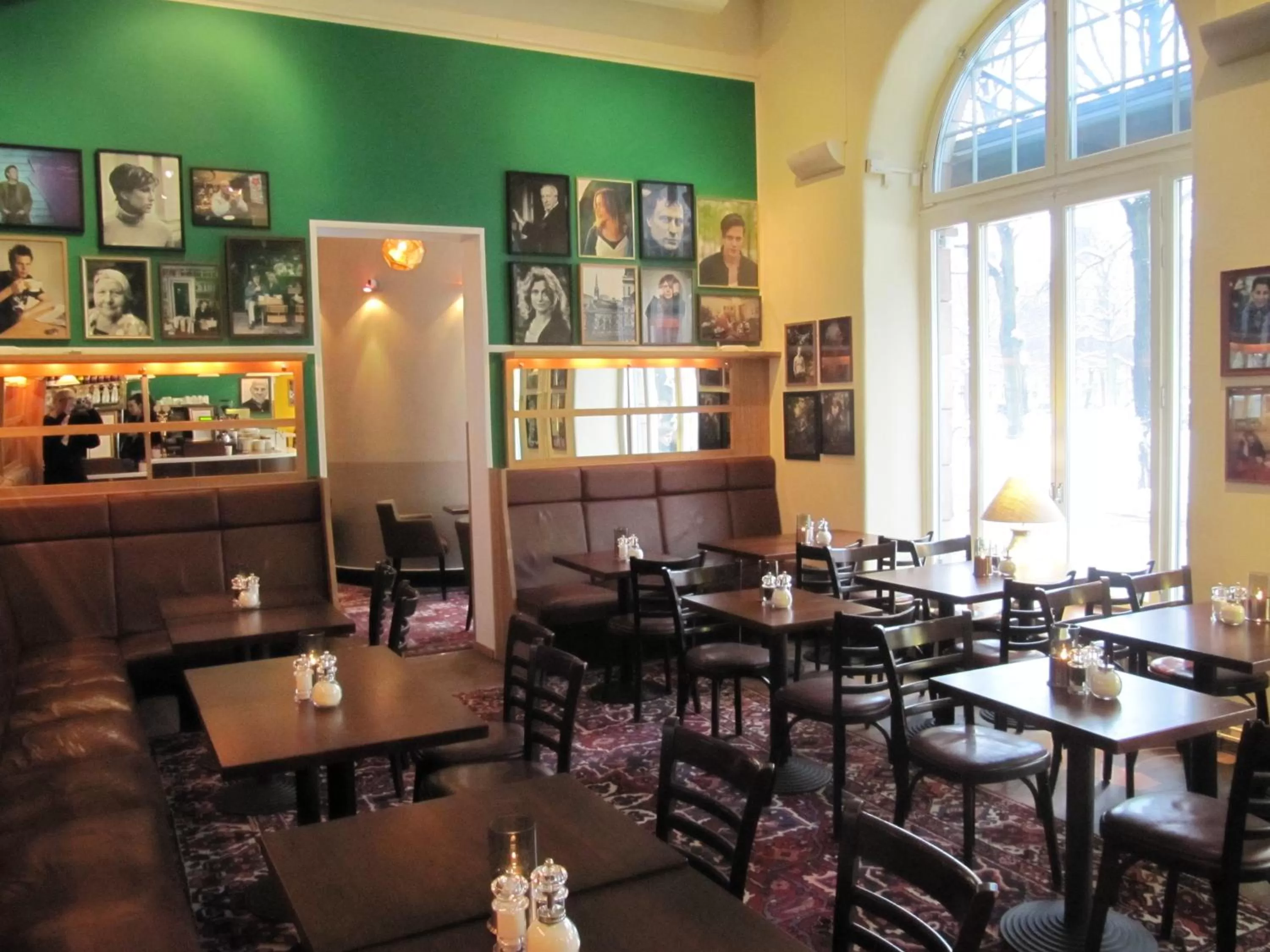 Restaurant/places to eat in Hotel Rival