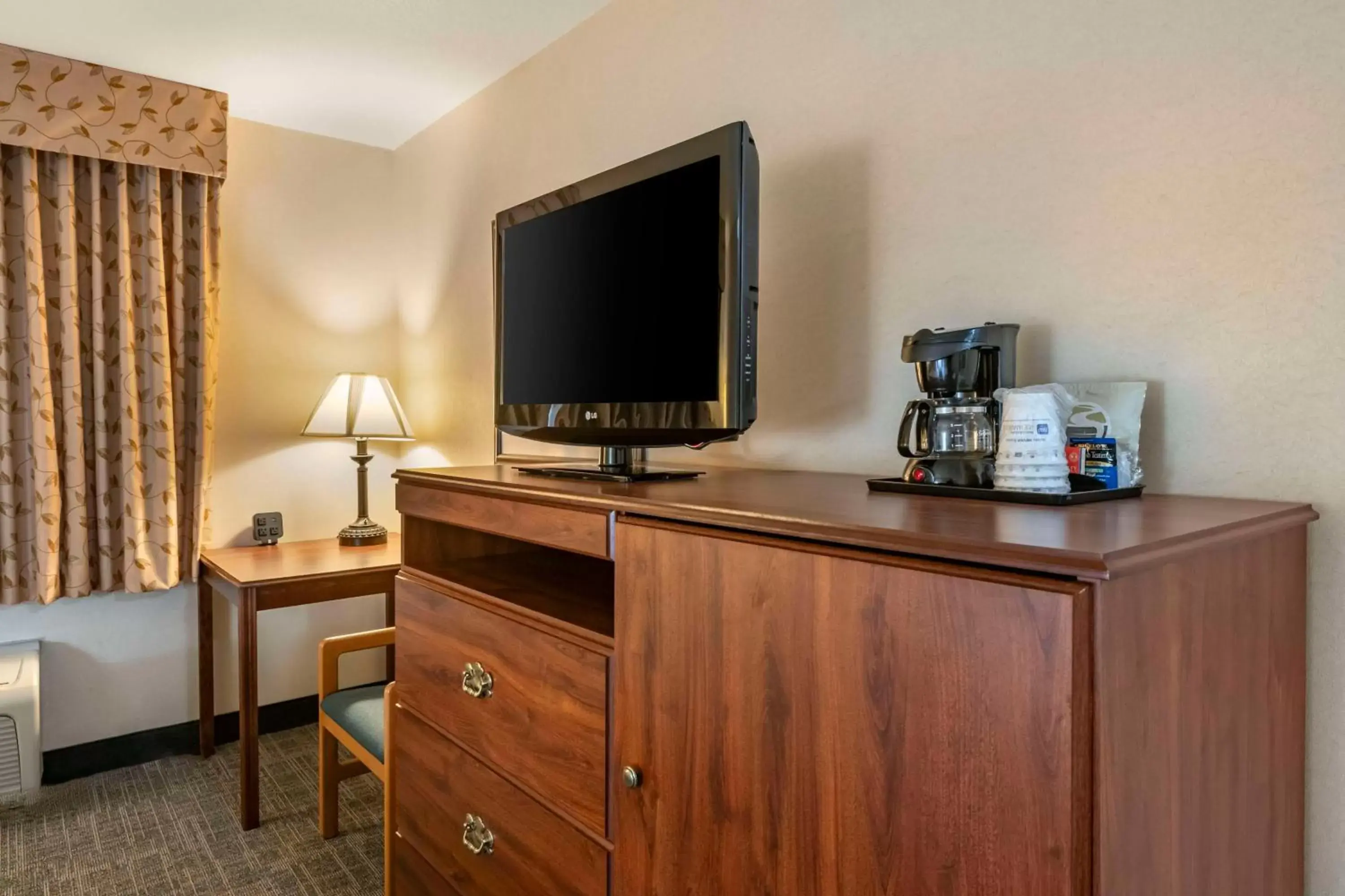 Bedroom, TV/Entertainment Center in SureStay Plus Hotel by Best Western Buffalo