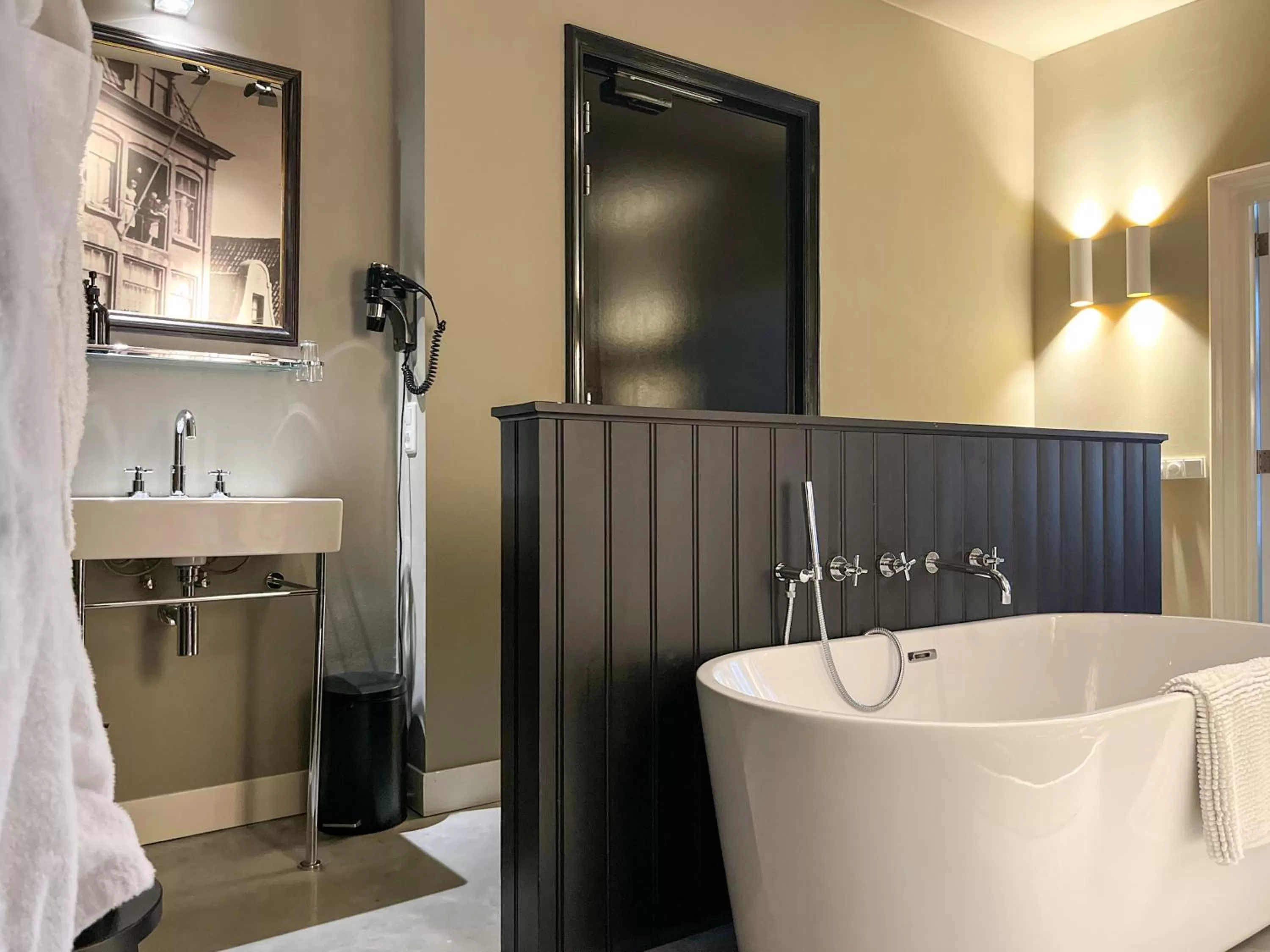 Bathroom in Van der Gang Suites uniek design in hartje Dokkum