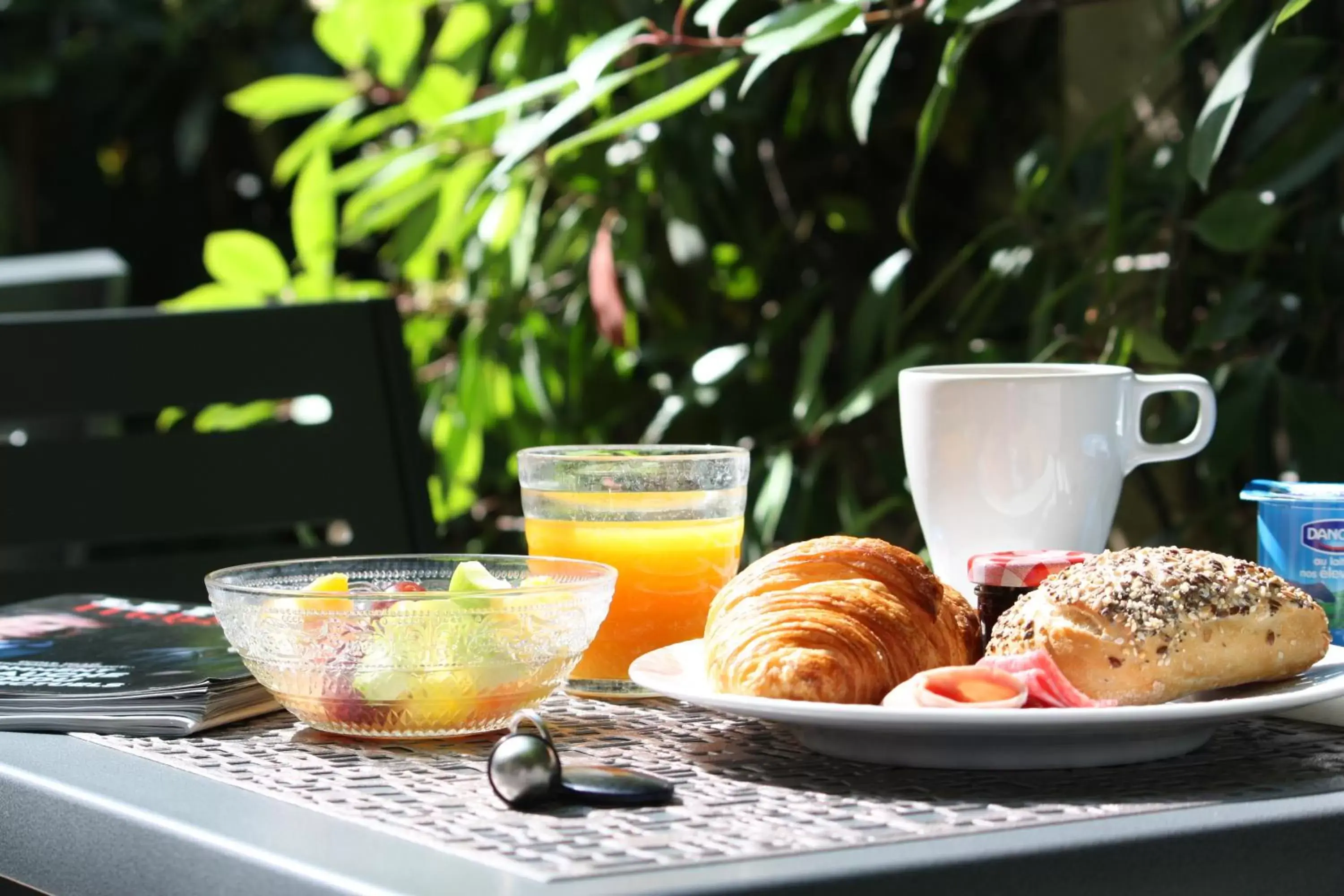 Day, Breakfast in Hotel Dauphin