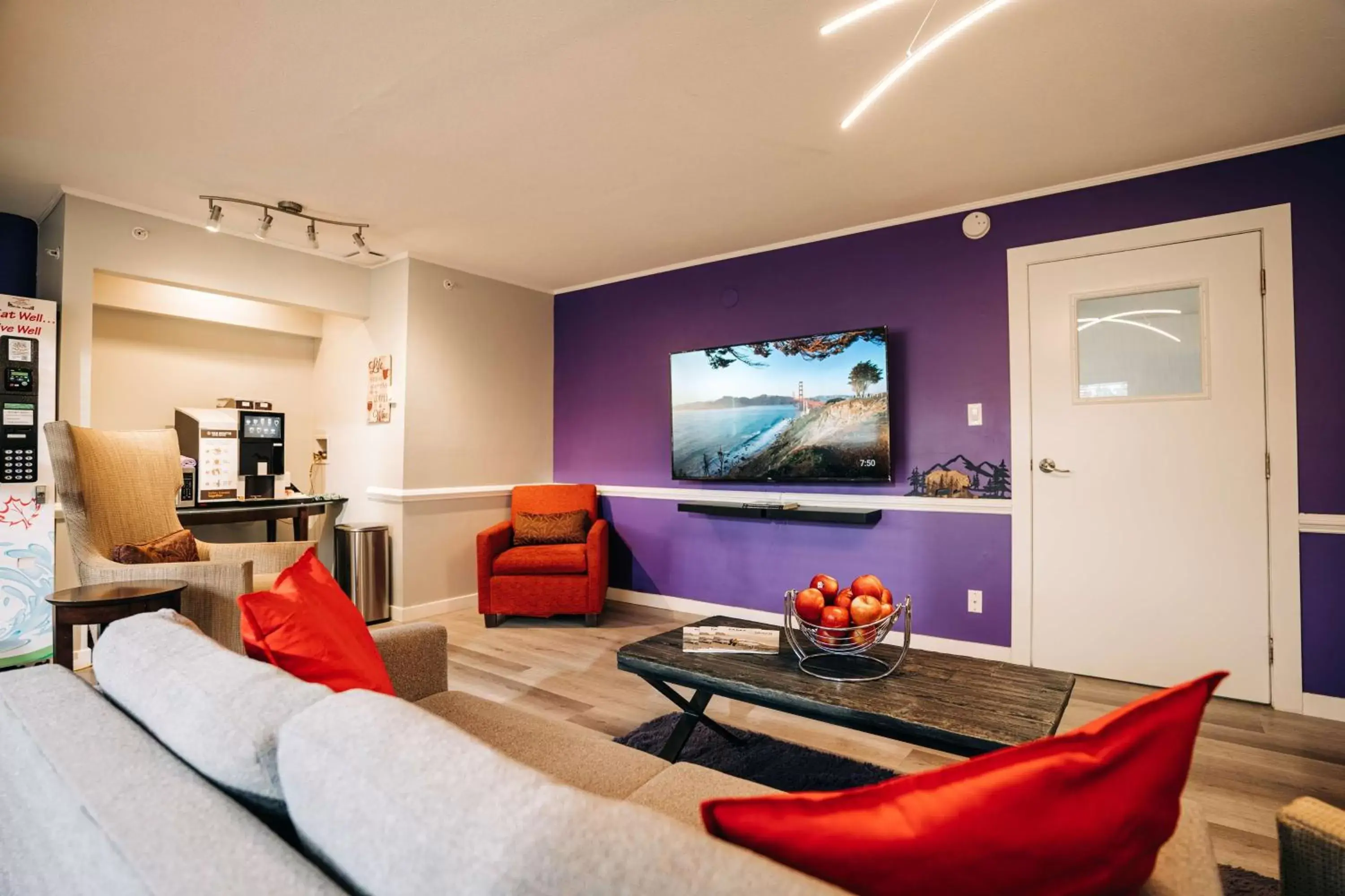 Lounge or bar, Seating Area in Coast Parksville Hotel