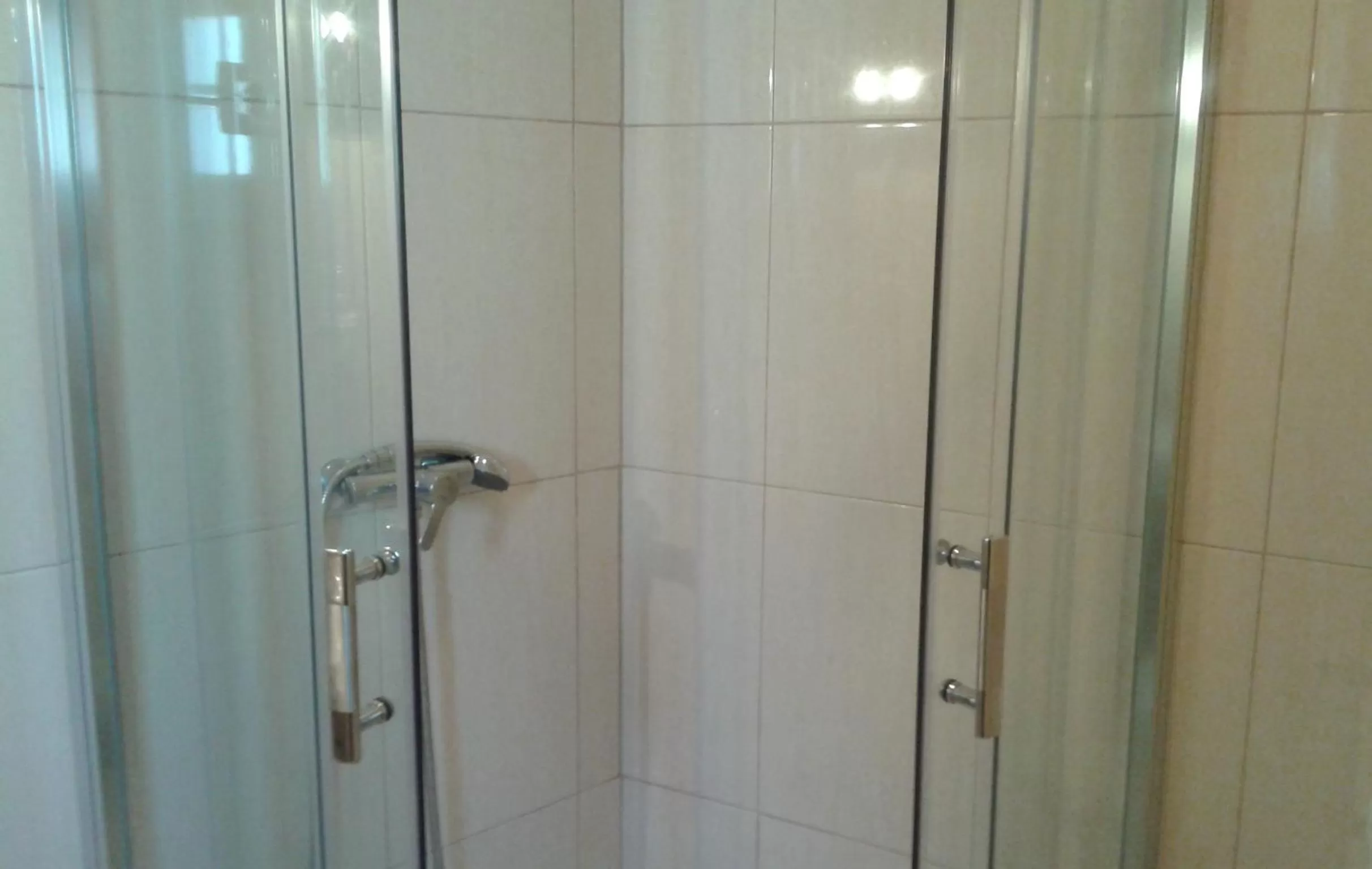 Shower in Hotel Tic Tac