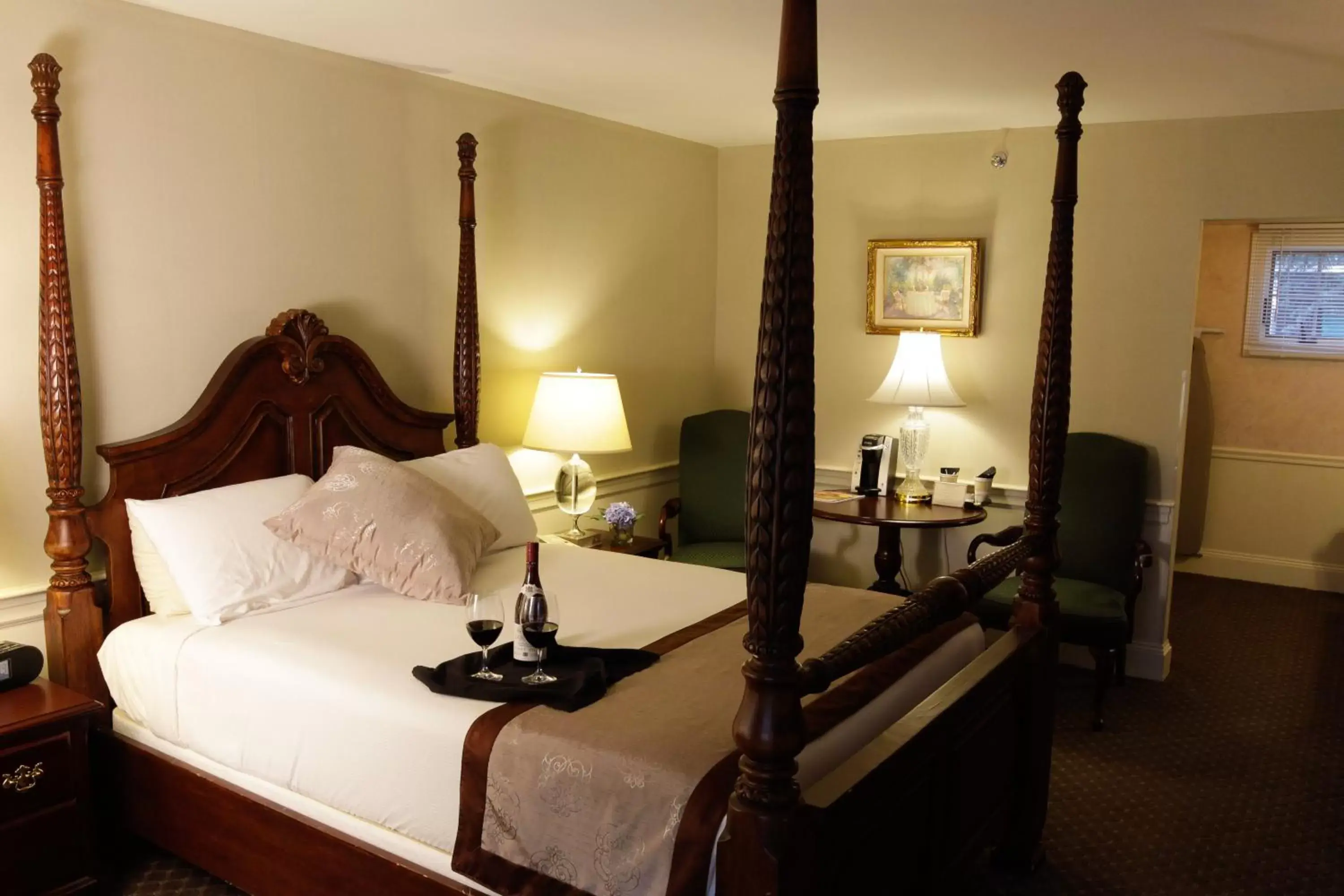 Photo of the whole room, Bed in Dan'l Webster Inn and Spa