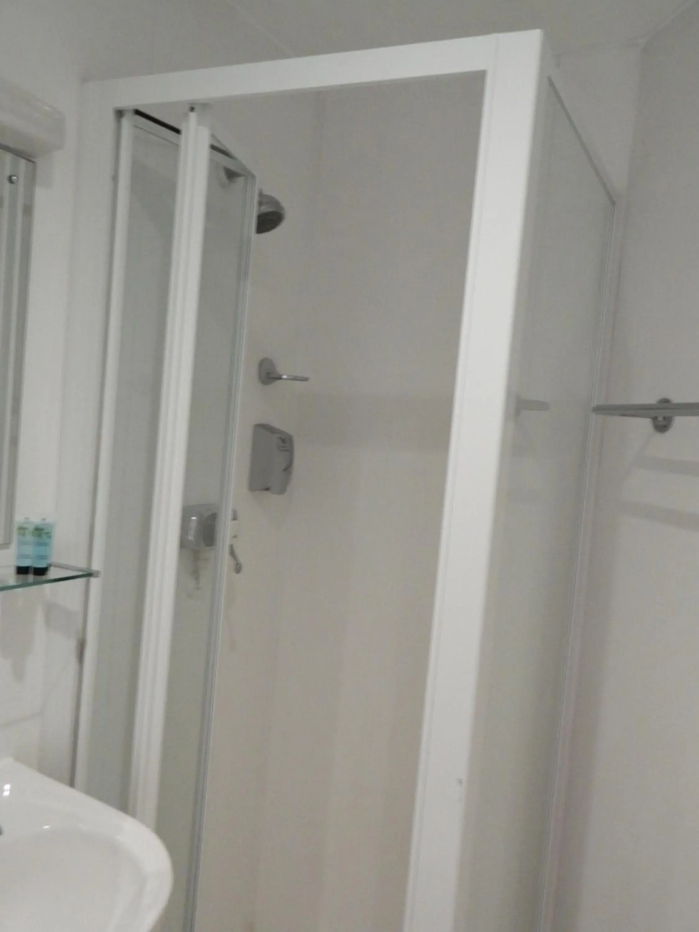 Shower, Bathroom in Afton Hotel