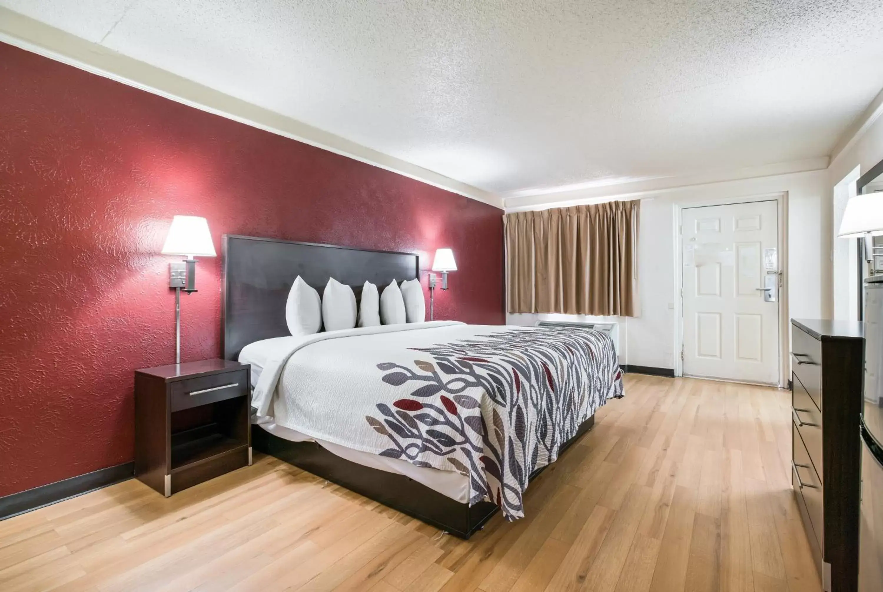 Photo of the whole room, Bed in Red Roof Inn Dallas/Richardson
