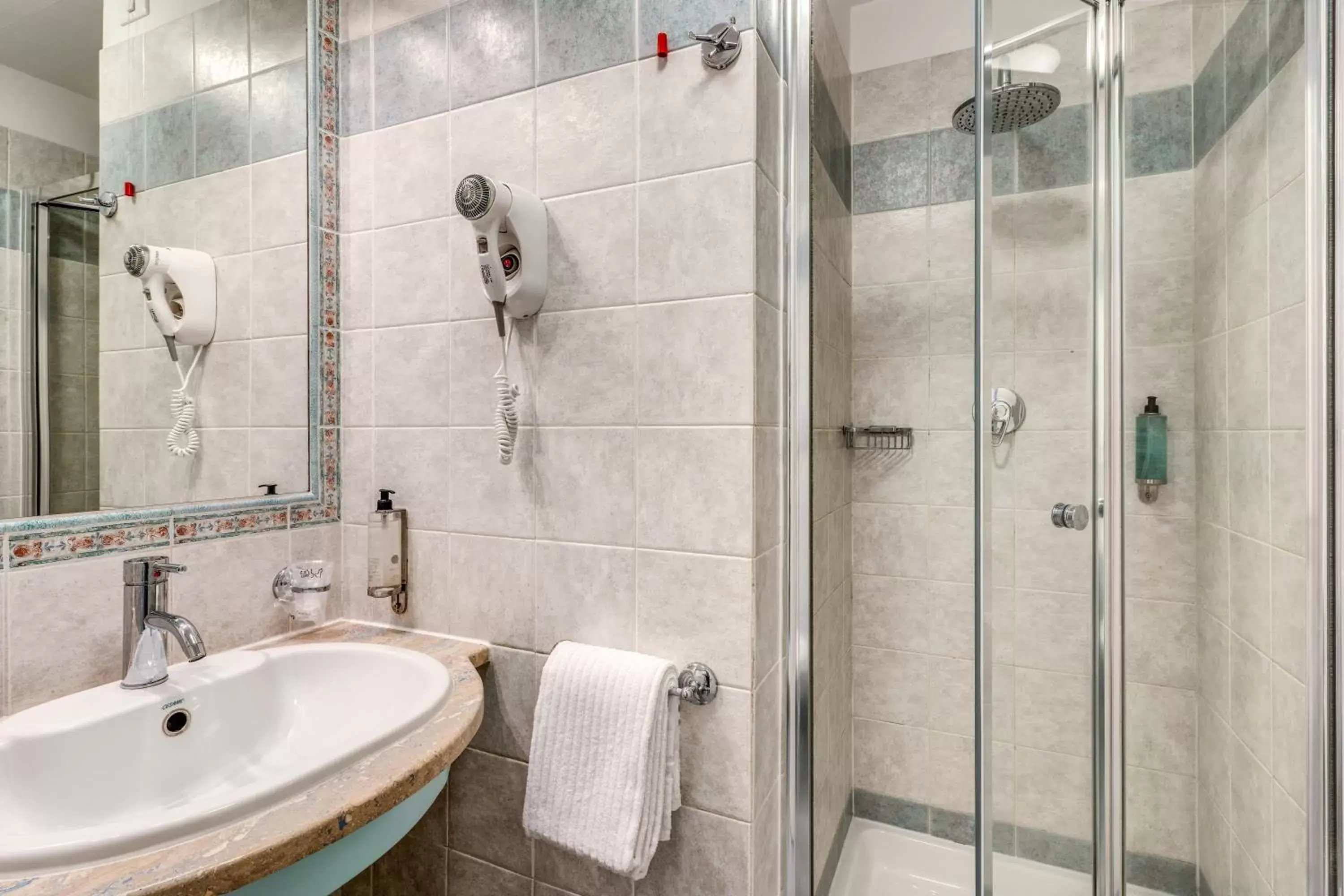 Shower, Bathroom in Hotel Isola Sacra Rome Airport