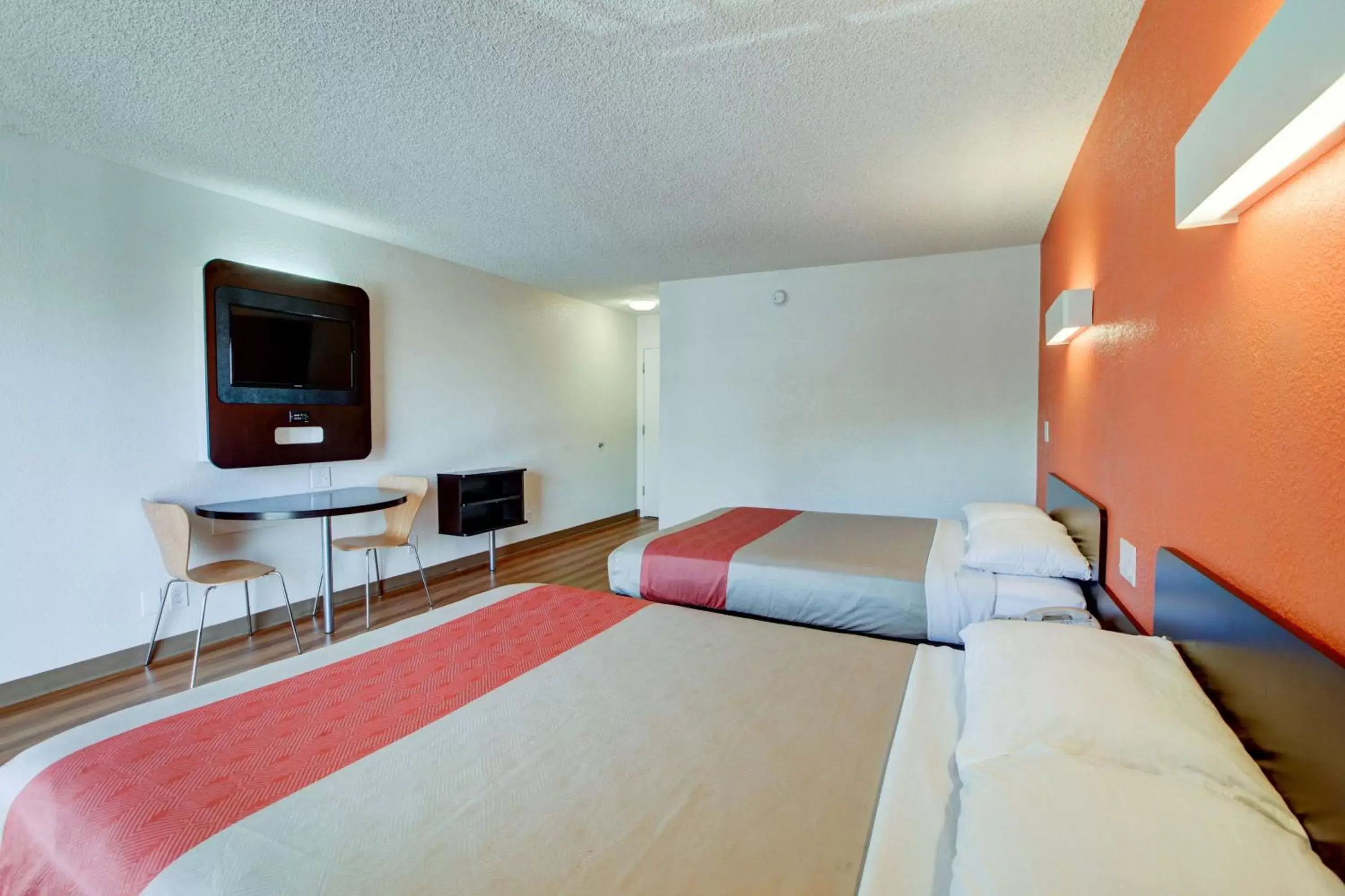 TV and multimedia, Bed in Motel 6-Santa Ana, CA - Irvine - Orange County Airport