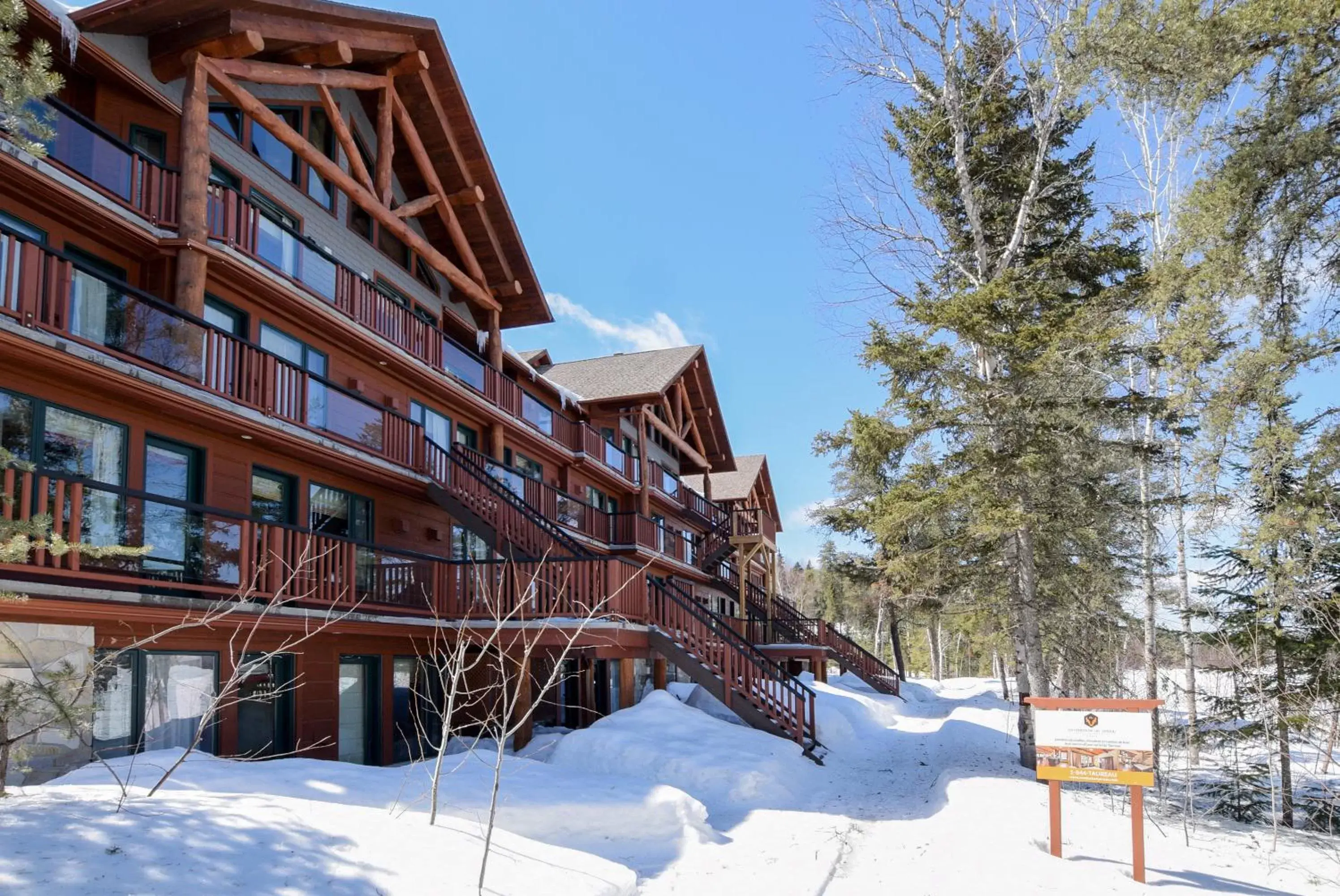 Winter in Les Condos Du Lac Taureau- Rooms & Condos