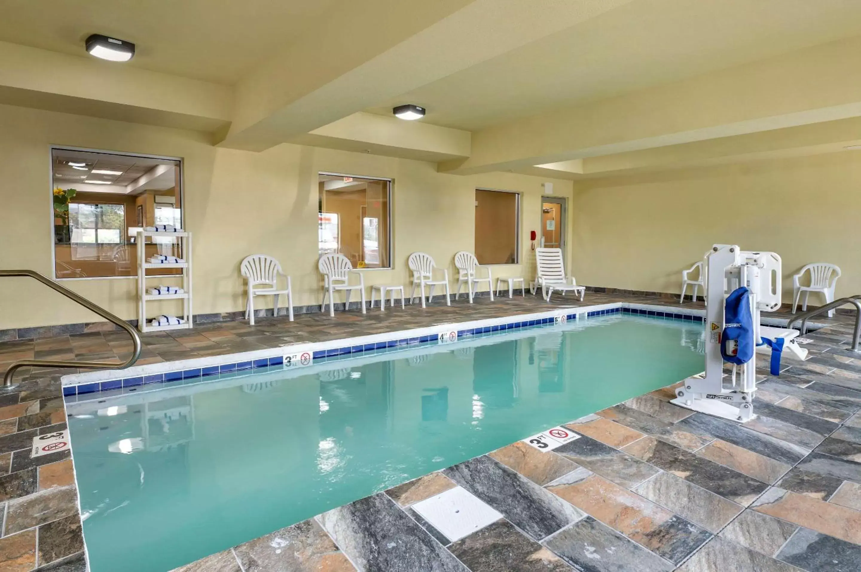 Activities, Swimming Pool in Comfort Inn Indianapolis East