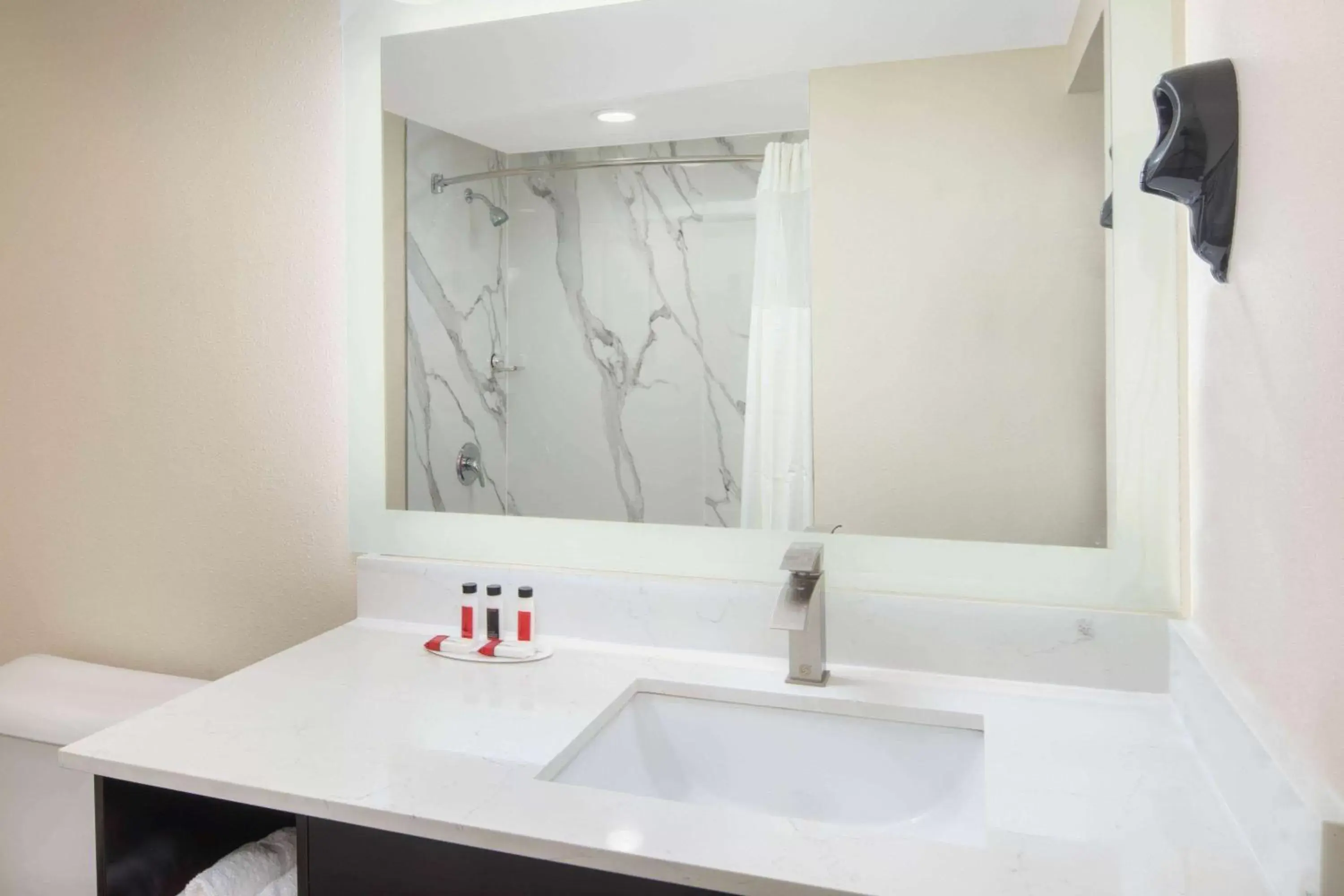 Bathroom in Baymont Inn & Suites by Wyndham Hammond