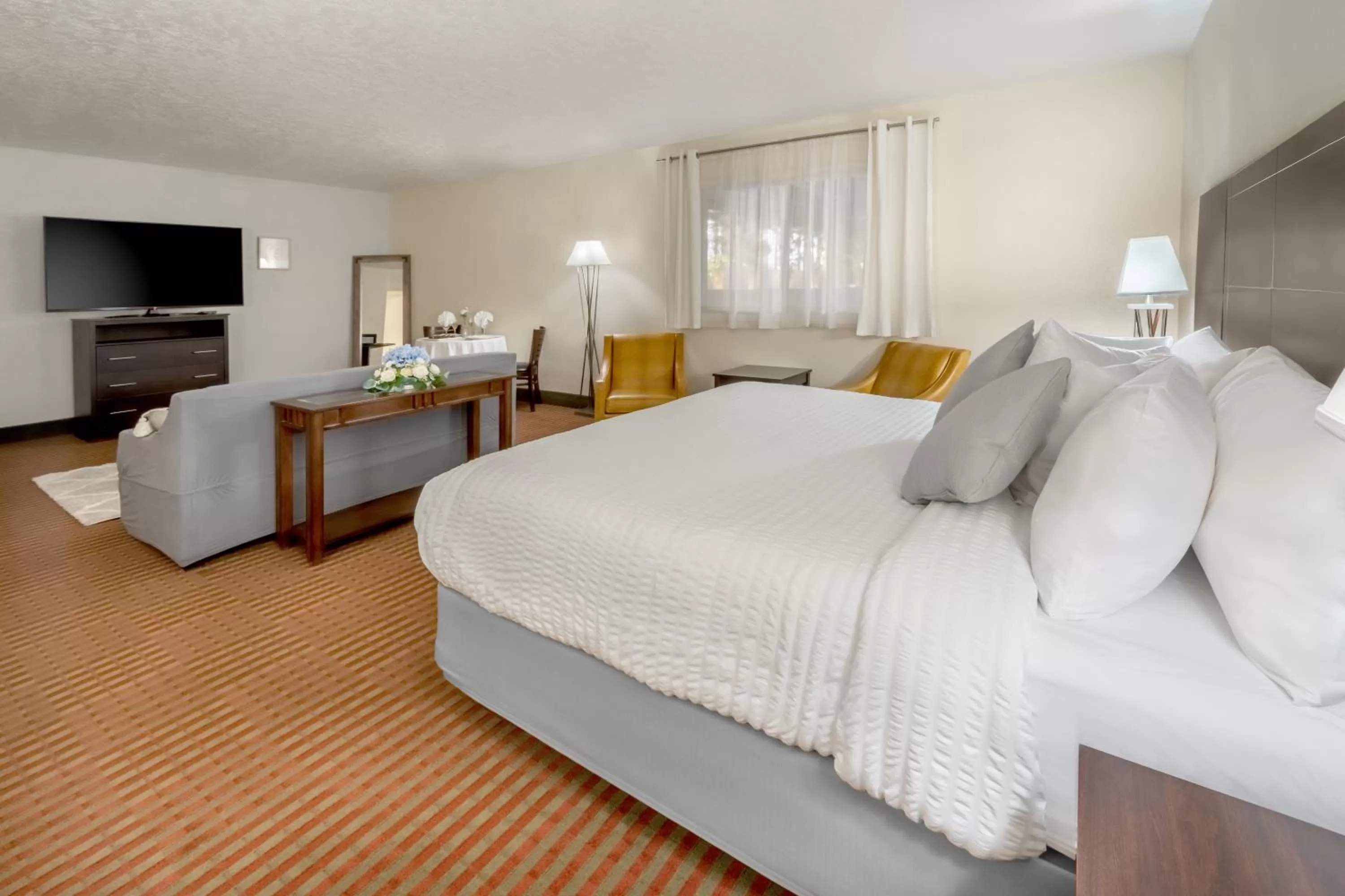 Photo of the whole room, Bed in Grand Williston Hotel and Conference Center