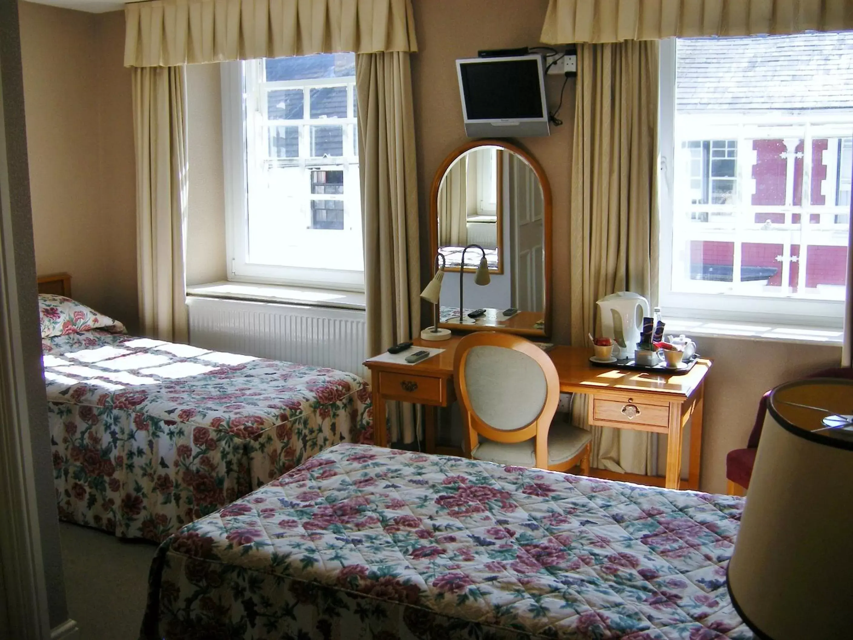 Property building, Bed in The Kings Head Hotel