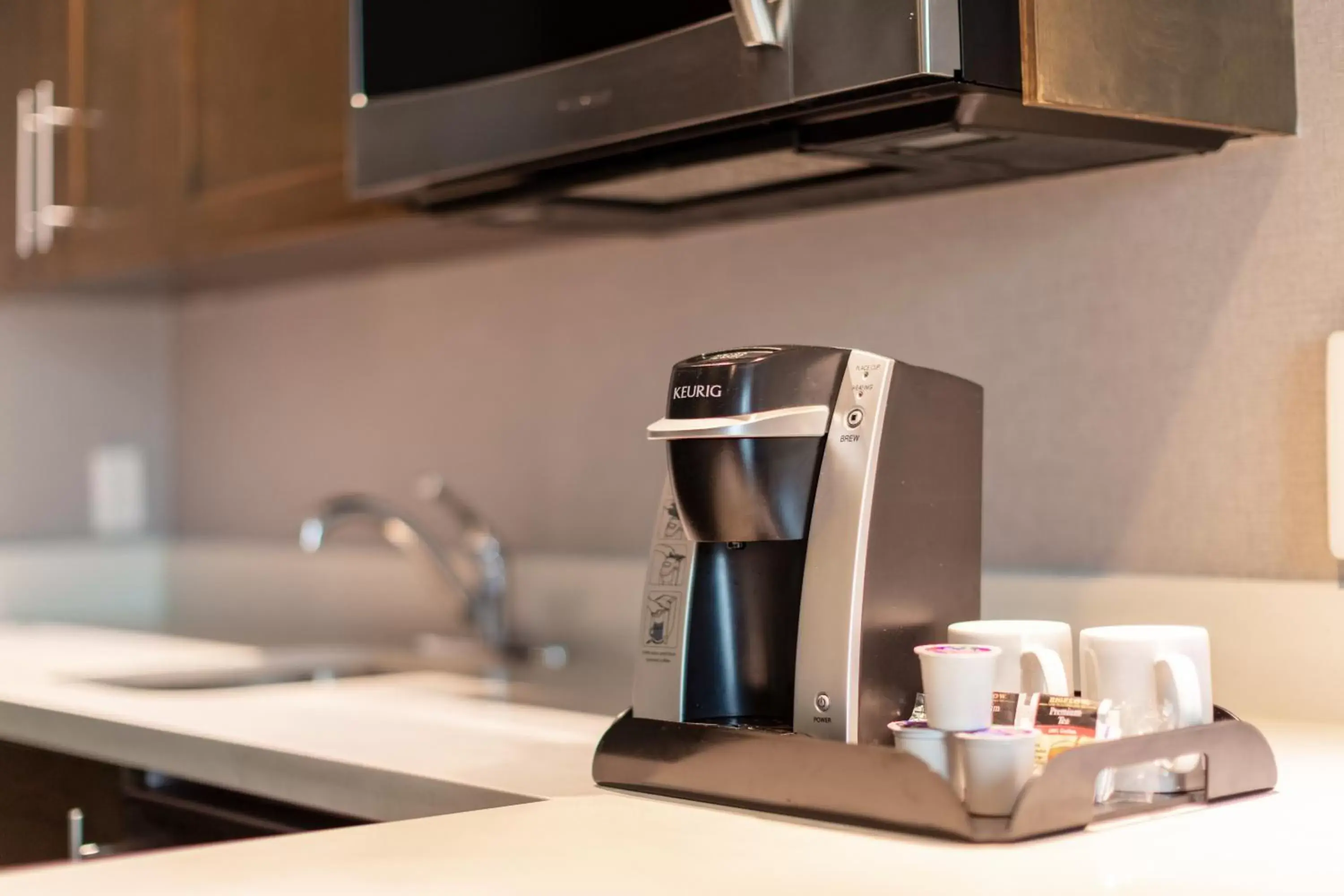 Coffee/tea facilities, Kitchen/Kitchenette in Holiday Inn Express & Suites Riverport Richmond, an IHG Hotel